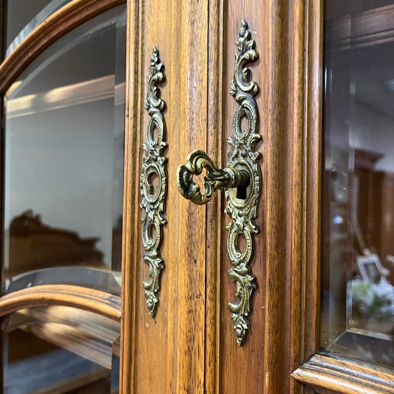 Armario antiguo  Louis Quinze hacia 1900  Madera de nogal de alta calidad  Montaje superior Francés en venta
