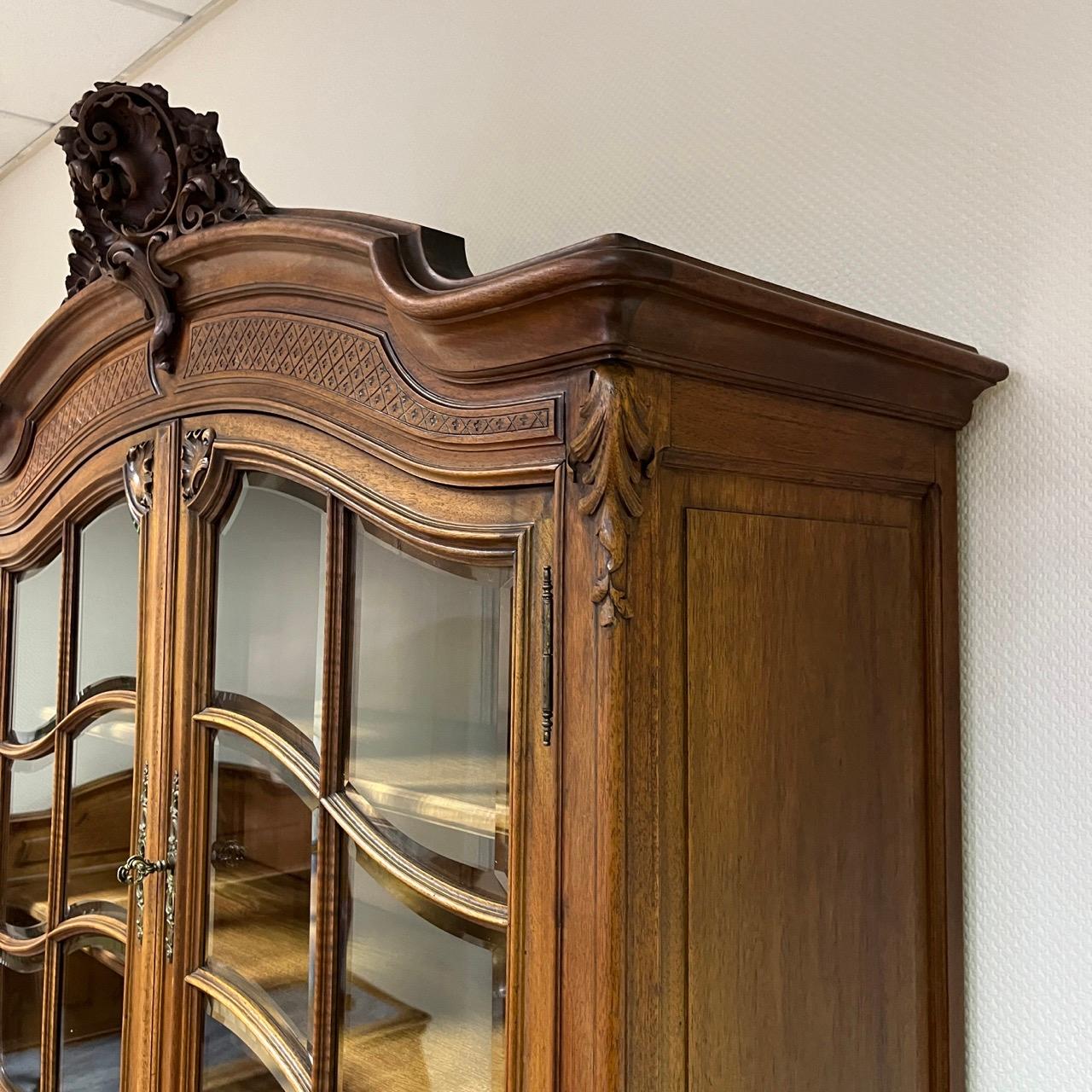 Armario antiguo  Louis Quinze hacia 1900  Madera de nogal de alta calidad  Montaje superior en Bueno estado para la venta en Würzburg, DE