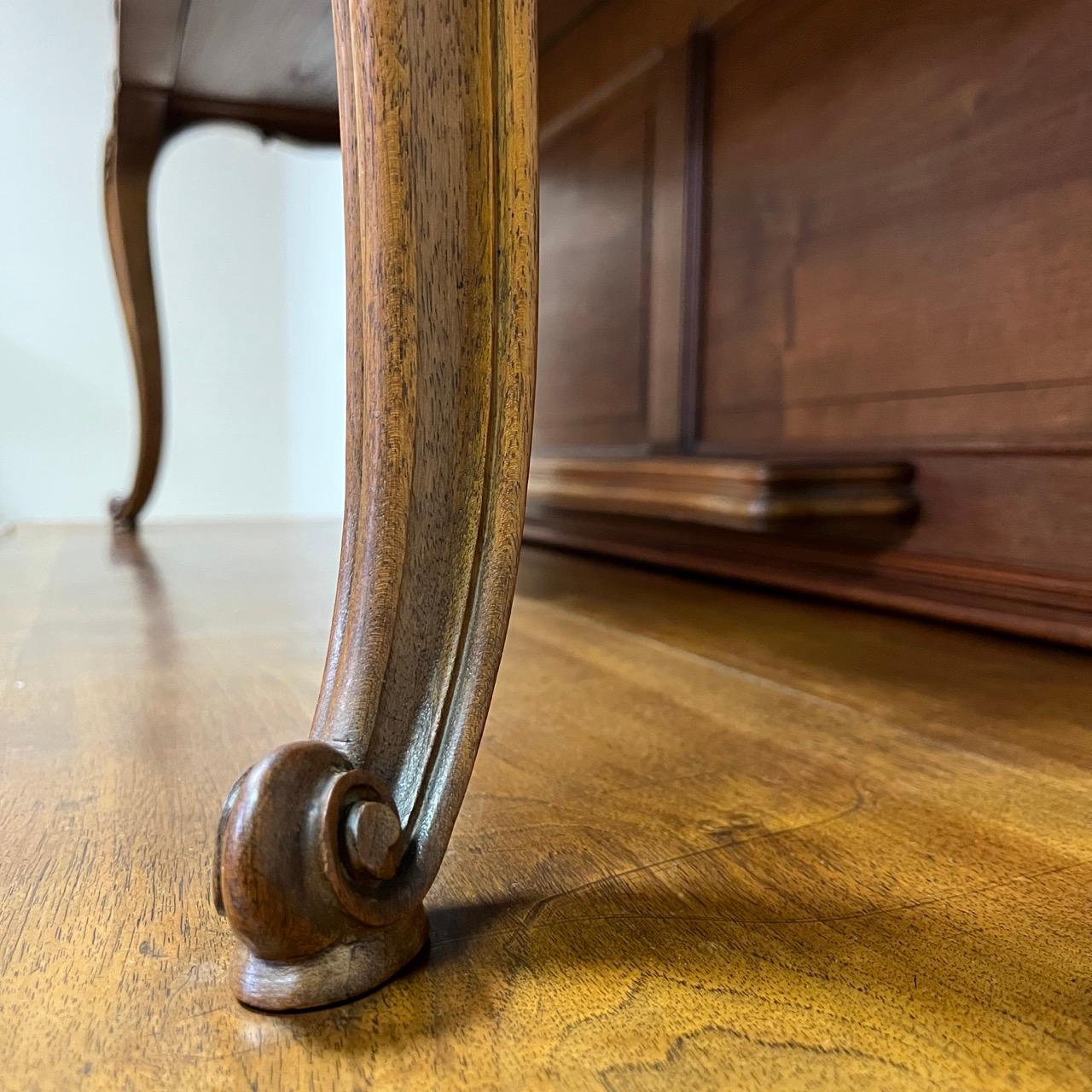 Armario antiguo  Louis Quinze hacia 1900  Madera de nogal de alta calidad  Montaje superior principios del siglo XX en venta