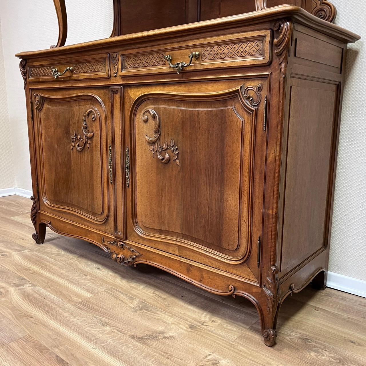 Armario antiguo  Louis Quinze hacia 1900  Madera de nogal de alta calidad  Montaje superior Nogal en venta