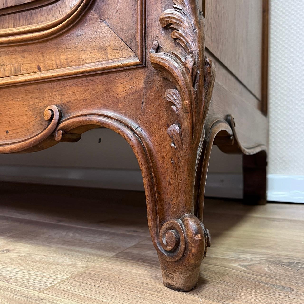 Armario antiguo  Louis Quinze hacia 1900  Madera de nogal de alta calidad  Montaje superior en venta 1