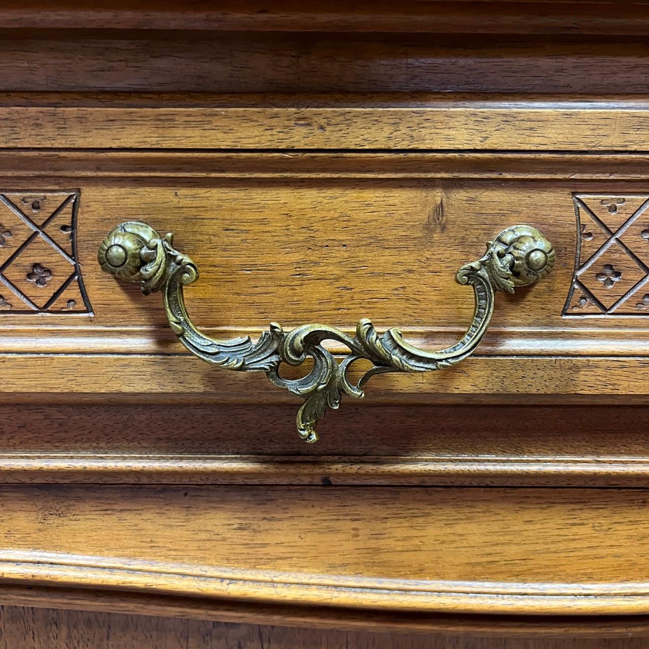 Armario antiguo  Louis Quinze hacia 1900  Madera de nogal de alta calidad  Montaje superior en venta 2