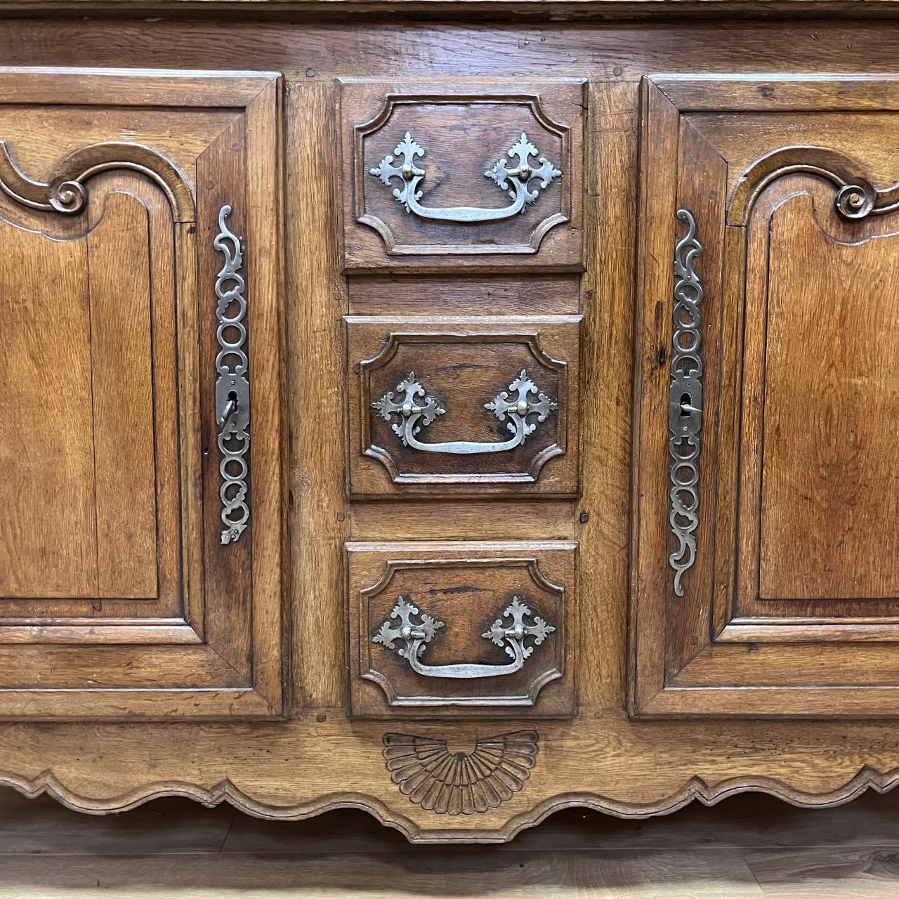 Antikes Buffet  Louis Quinze  Frankreich um 1750  Eiche massiv  Edle Patina im Angebot 3