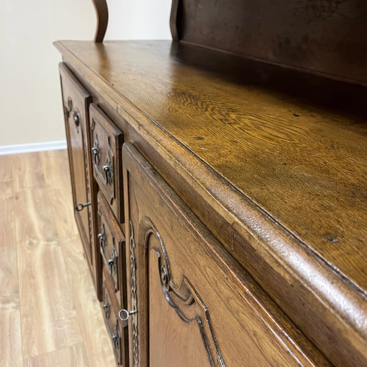 Antikes Buffet  Louis Quinze  Frankreich um 1750  Eiche massiv  Edle Patina im Angebot 4