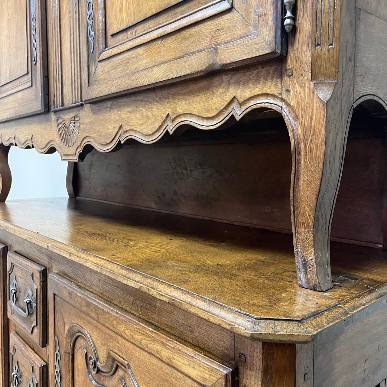 Antikes Buffet  Louis Quinze  Frankreich um 1750  Eiche massiv  Edle Patina im Angebot 5