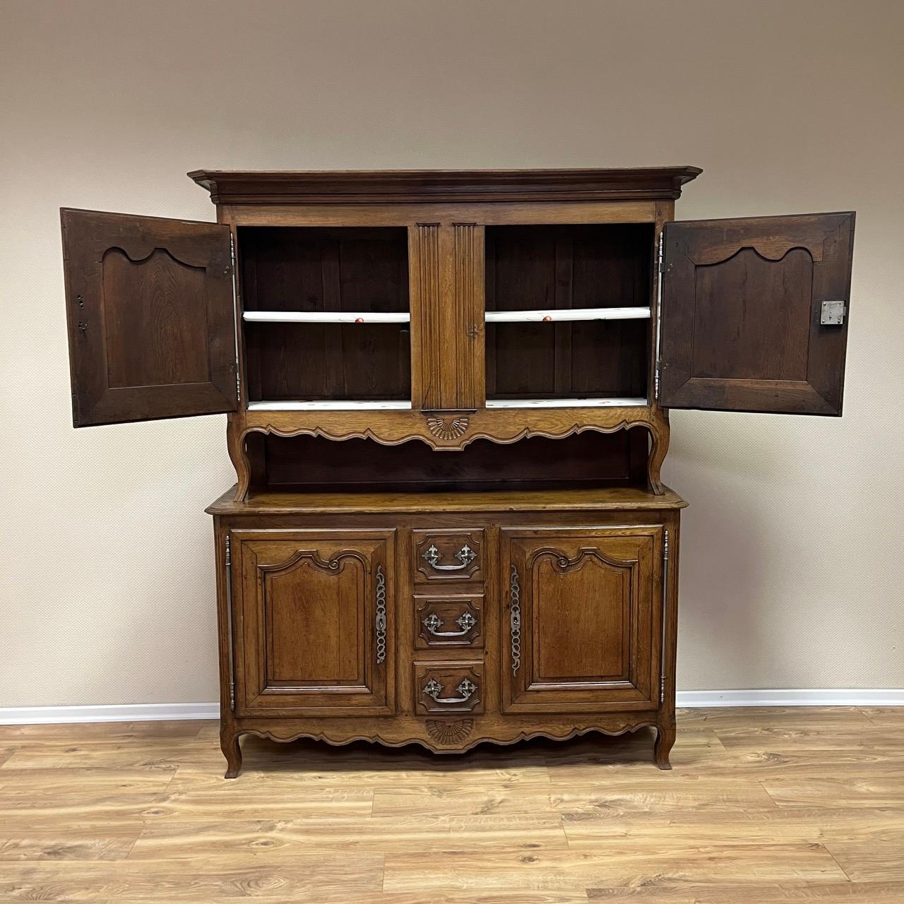 Antikes Buffet  Louis Quinze  Frankreich um 1750  Eiche massiv  Edle Patina im Angebot 7