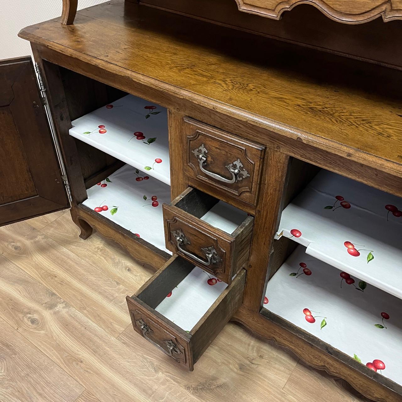 Antikes Buffet  Louis Quinze  Frankreich um 1750  Eiche massiv  Edle Patina im Angebot 9