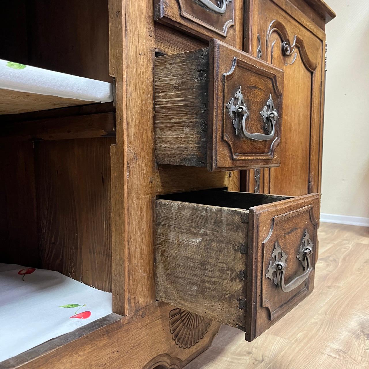 Antikes Buffet  Louis Quinze  Frankreich um 1750  Eiche massiv  Edle Patina im Angebot 11