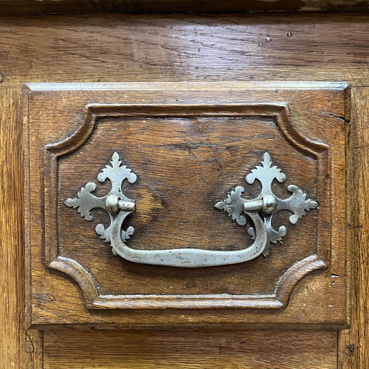 Antikes Buffet  Louis Quinze  Frankreich um 1750  Eiche massiv  Edle Patina im Angebot 12