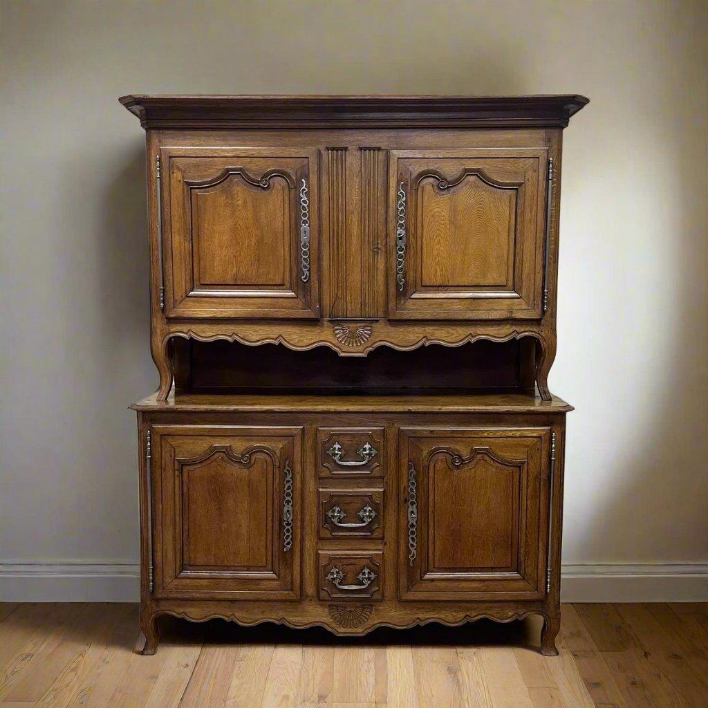✓ Wunderschön gealterte Patina
✓ Beeindruckende Präsenz
✓ Handgefertigte Holzverbindungen

Abmessungen: B: 167cm H: 203cm T: 54cm

Artikel: Spitzenbuffet
Artikel Nr.: 628
Epoche: Ludwig XV. um 1750
MATERIAL: Eiche I Massivholz
Farbe: Braun
Zustand: