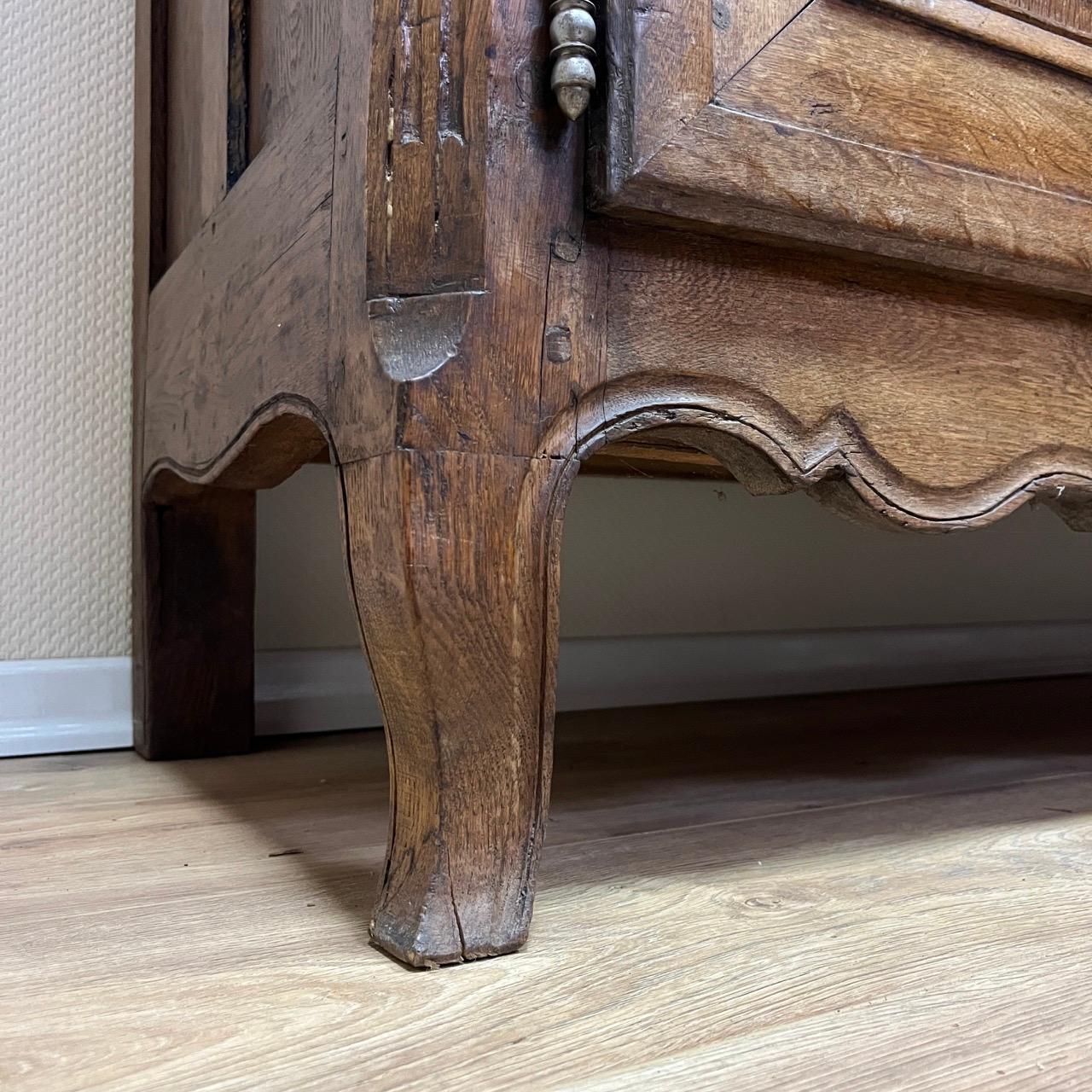 Antikes Buffet  Louis Quinze  Frankreich um 1750  Eiche massiv  Edle Patina im Angebot 13