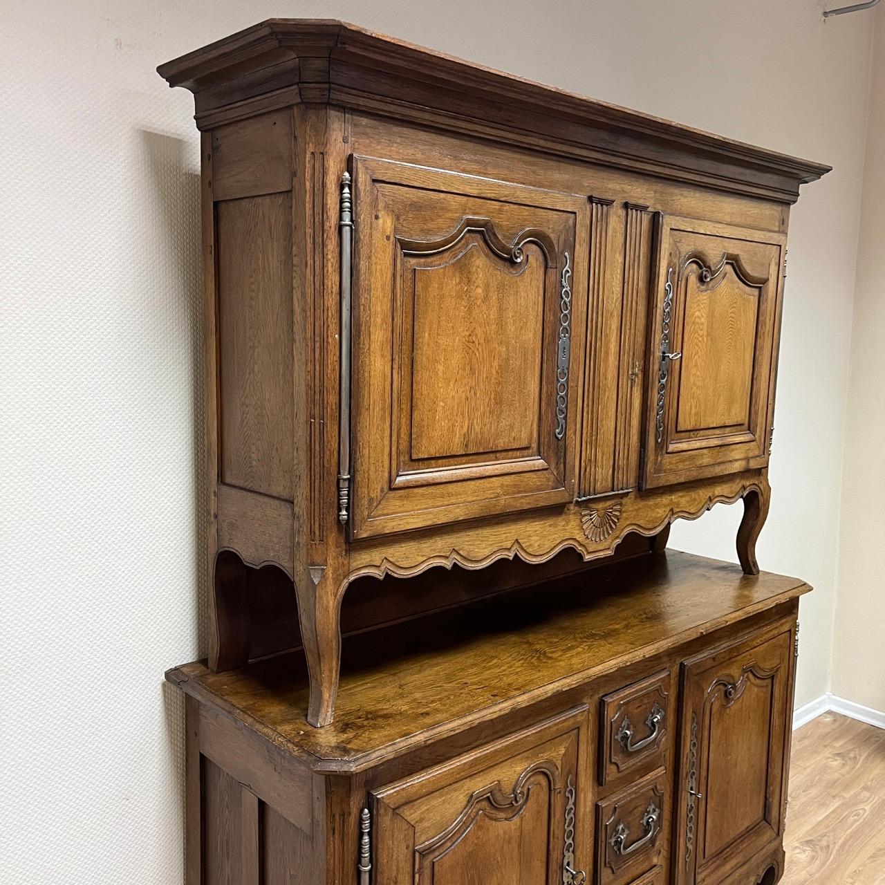 Antikes Buffet  Louis Quinze  Frankreich um 1750  Eiche massiv  Edle Patina (Louis XV.) im Angebot