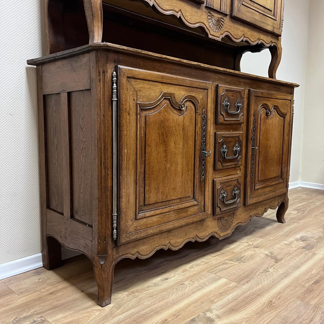 Antikes Buffet  Louis Quinze  Frankreich um 1750  Eiche massiv  Edle Patina (Französisch) im Angebot