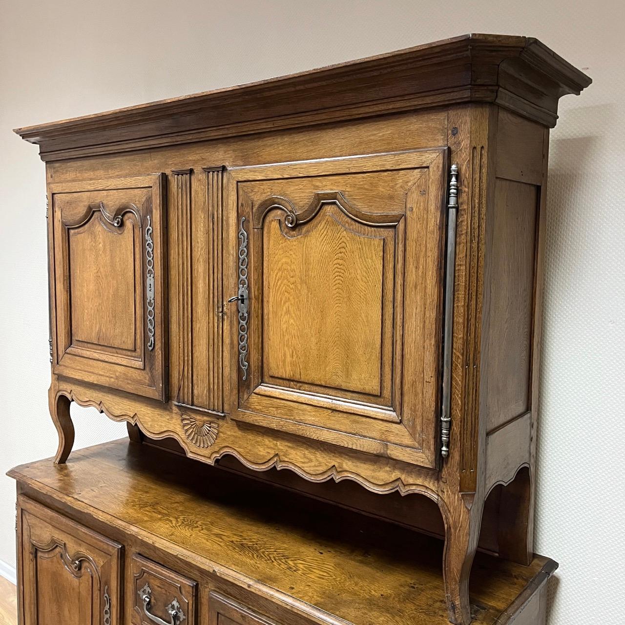 Antikes Buffet  Louis Quinze  Frankreich um 1750  Eiche massiv  Edle Patina im Zustand „Gut“ im Angebot in Würzburg, DE