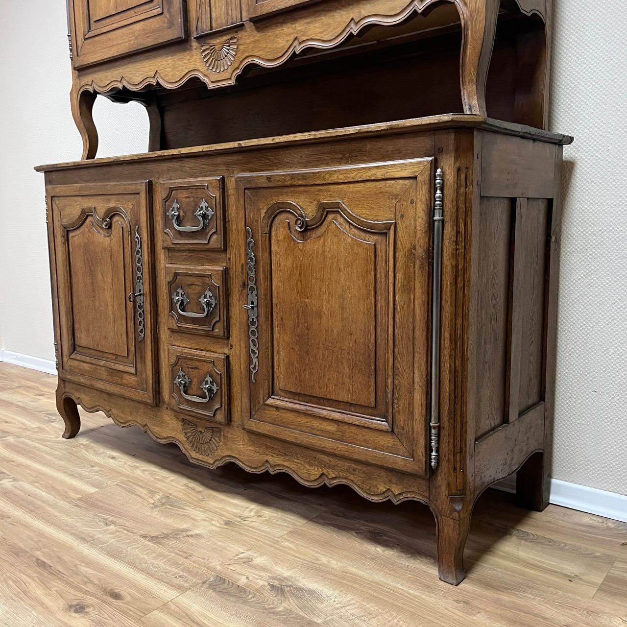Antikes Buffet  Louis Quinze  Frankreich um 1750  Eiche massiv  Edle Patina (18. Jahrhundert) im Angebot