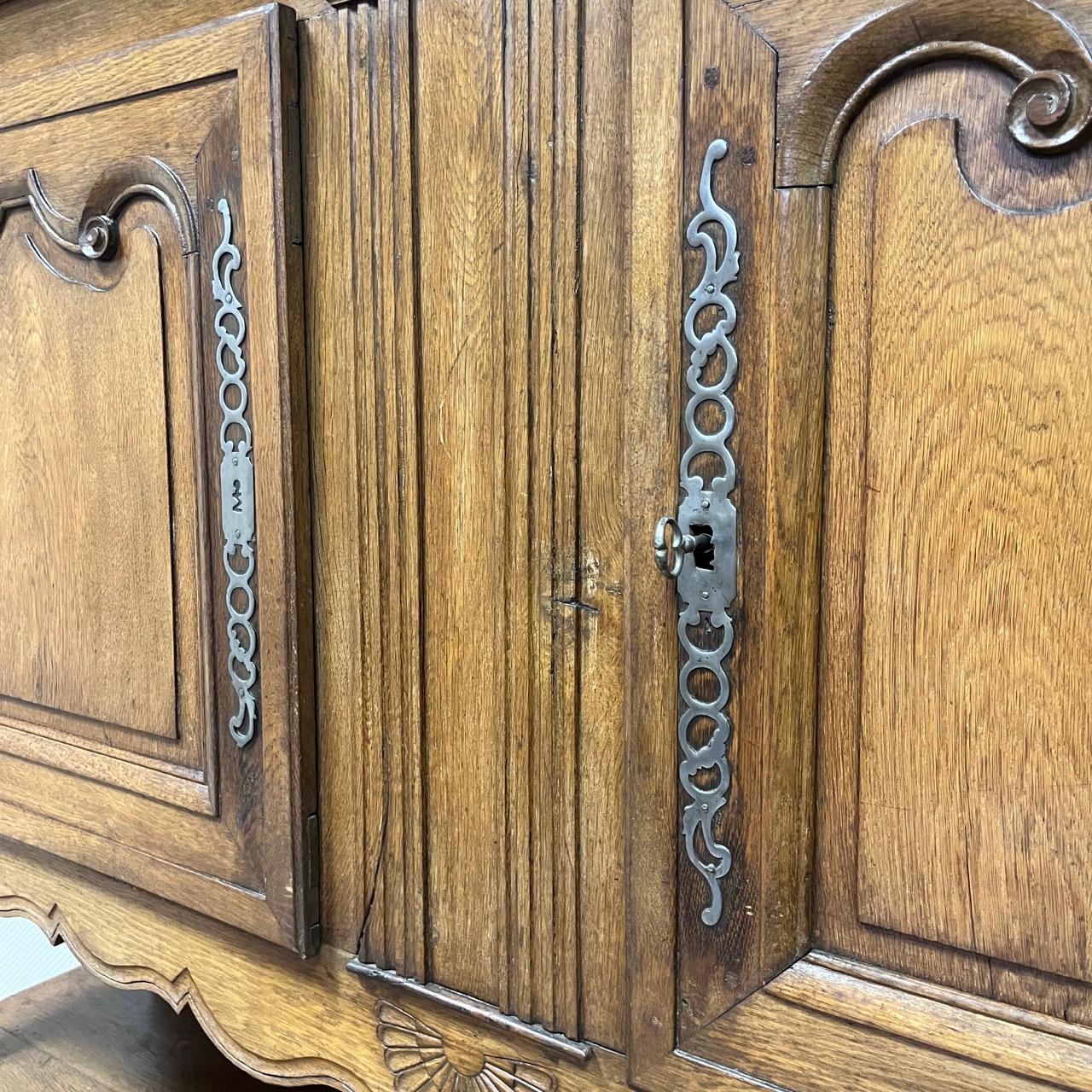 Antikes Buffet  Louis Quinze  Frankreich um 1750  Eiche massiv  Edle Patina im Angebot 1