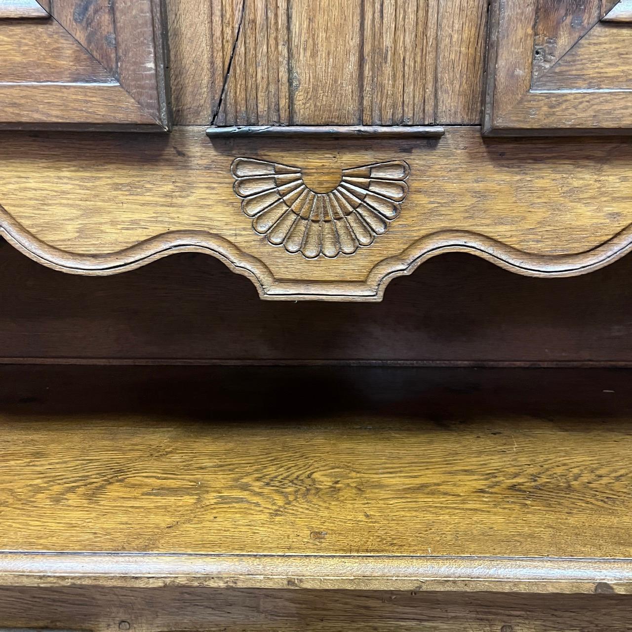 Antikes Buffet  Louis Quinze  Frankreich um 1750  Eiche massiv  Edle Patina im Angebot 2