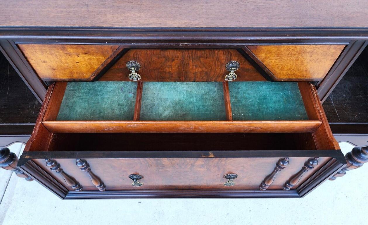 Noyer Antique Buffet Sideboard Jacobean Revive Walnut Burled Début du 20ème siècle en vente