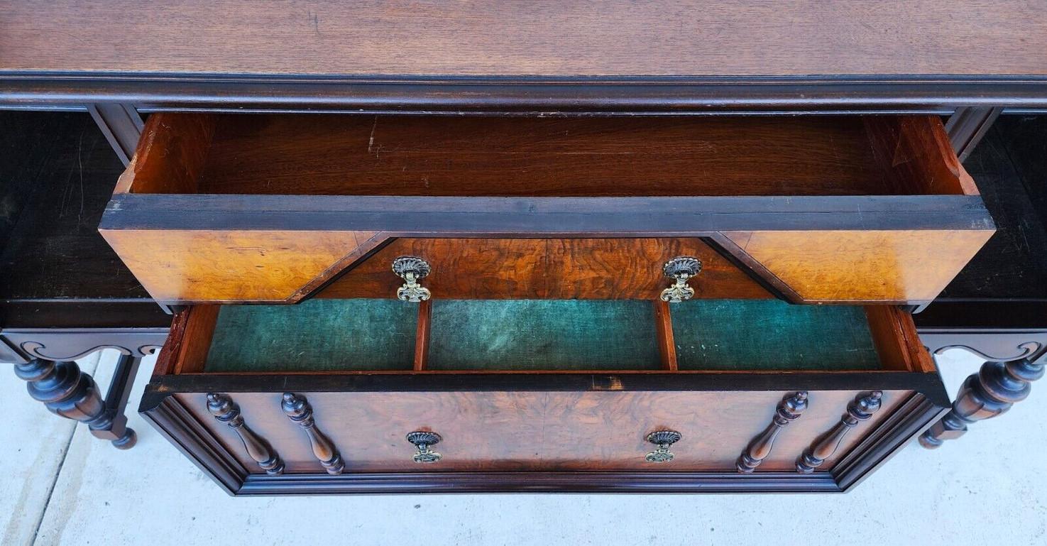 Antique Buffet Sideboard Jacobean Revive Walnut Burled Début du 20ème siècle en vente 1