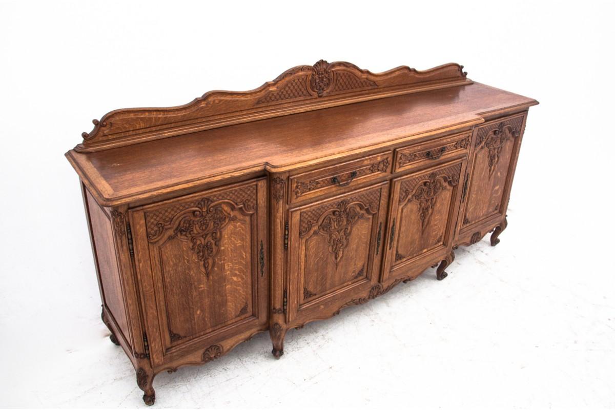 Chest of drawers, Western Europe, around 1930.

Very good condition.

Wood: oak

Dimensions: height 119 cm width 241 cm depth 55 cm.