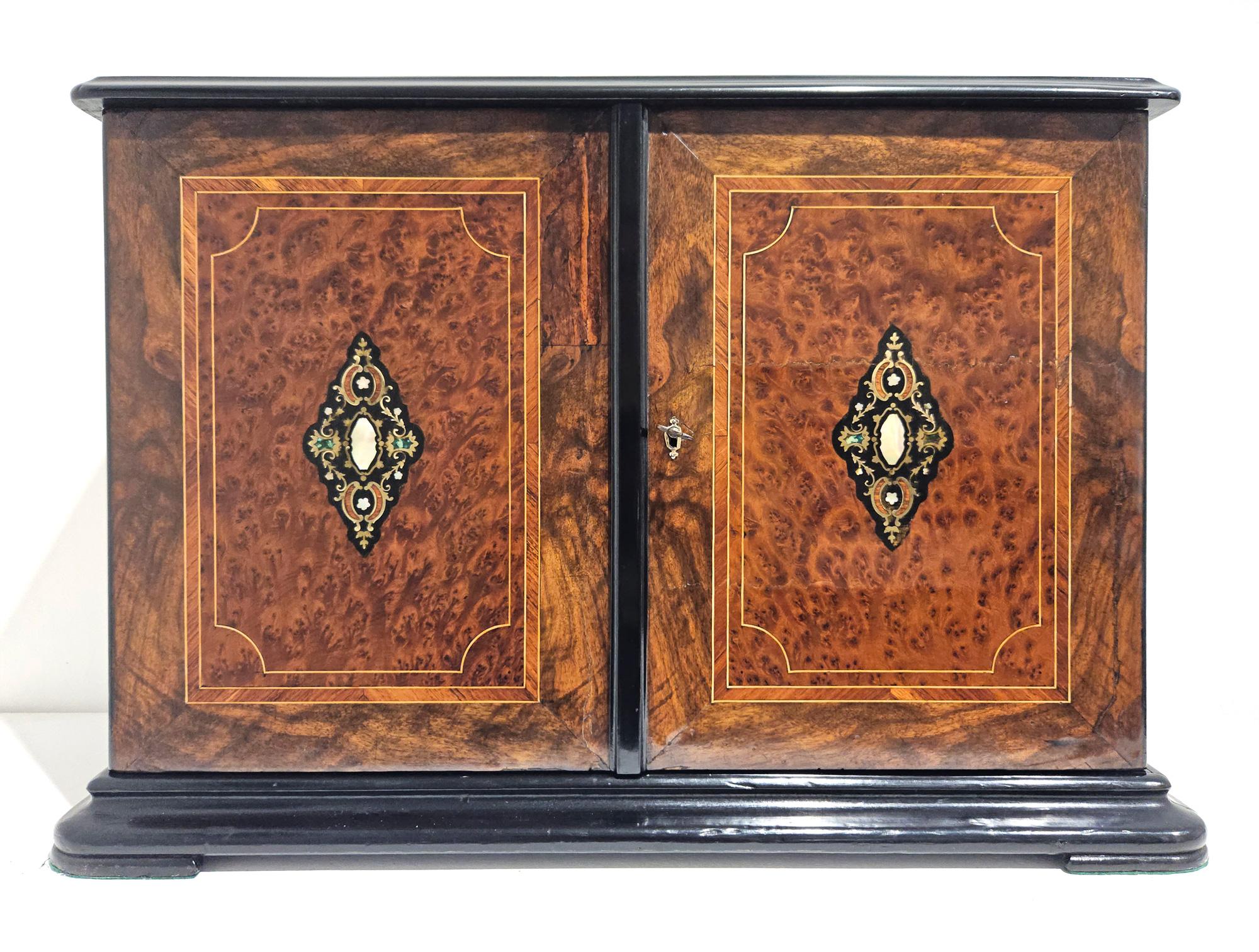 Eine sehr gut klingende, aufrechte antike Zylinder-Spieldose im Buffet-Stil, hergestellt von Mojon Manger in Genf, Schweiz, um 1880.

Das voll funktionstüchtige Uhrwerk verfügt über 6 Glocken, die jeweils mit bunt emaillierten Blumenköpfen verziert