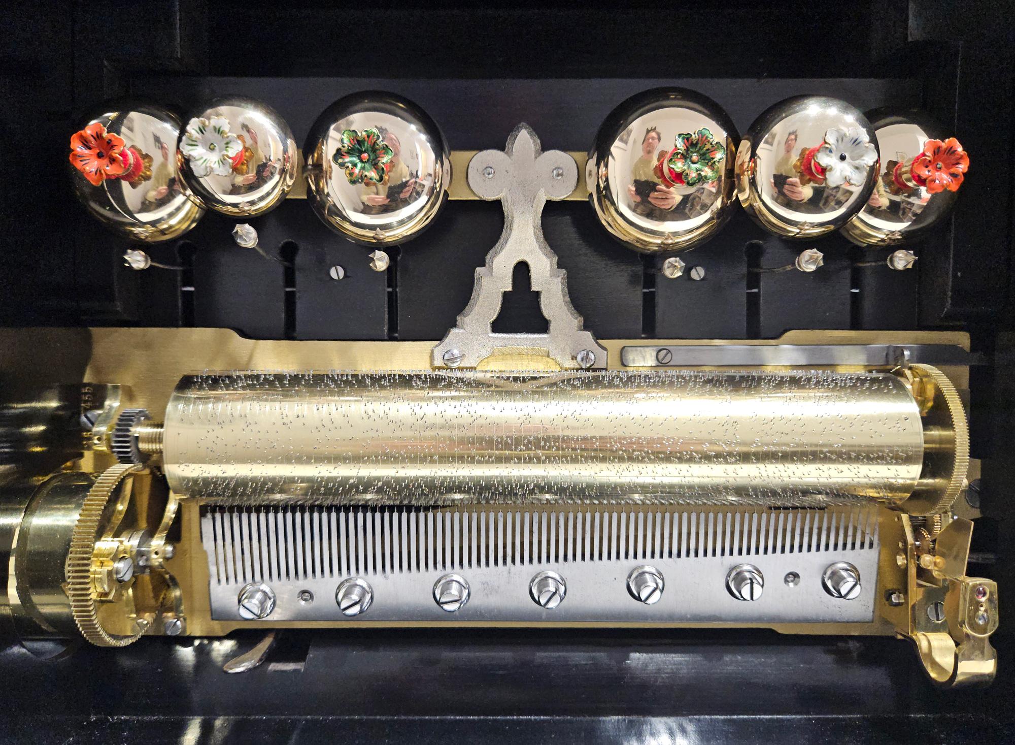 Antike Spieldose mit 6 Glocken im Buffet-Stil von Mojon Manger, um 1880 (Schweizerisch) im Angebot