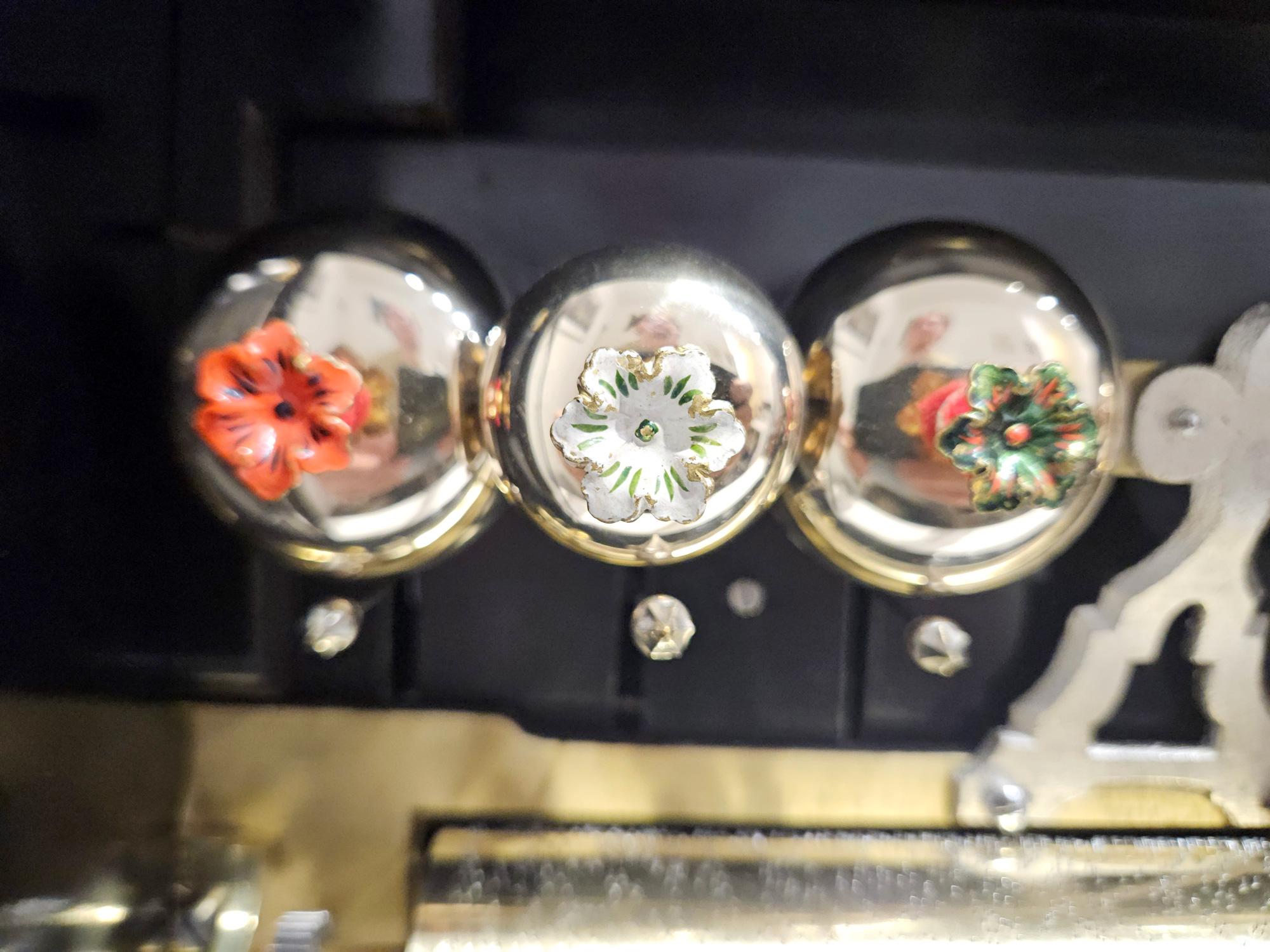 Antike Spieldose mit 6 Glocken im Buffet-Stil von Mojon Manger, um 1880 im Zustand „Gut“ im Angebot in London, GB