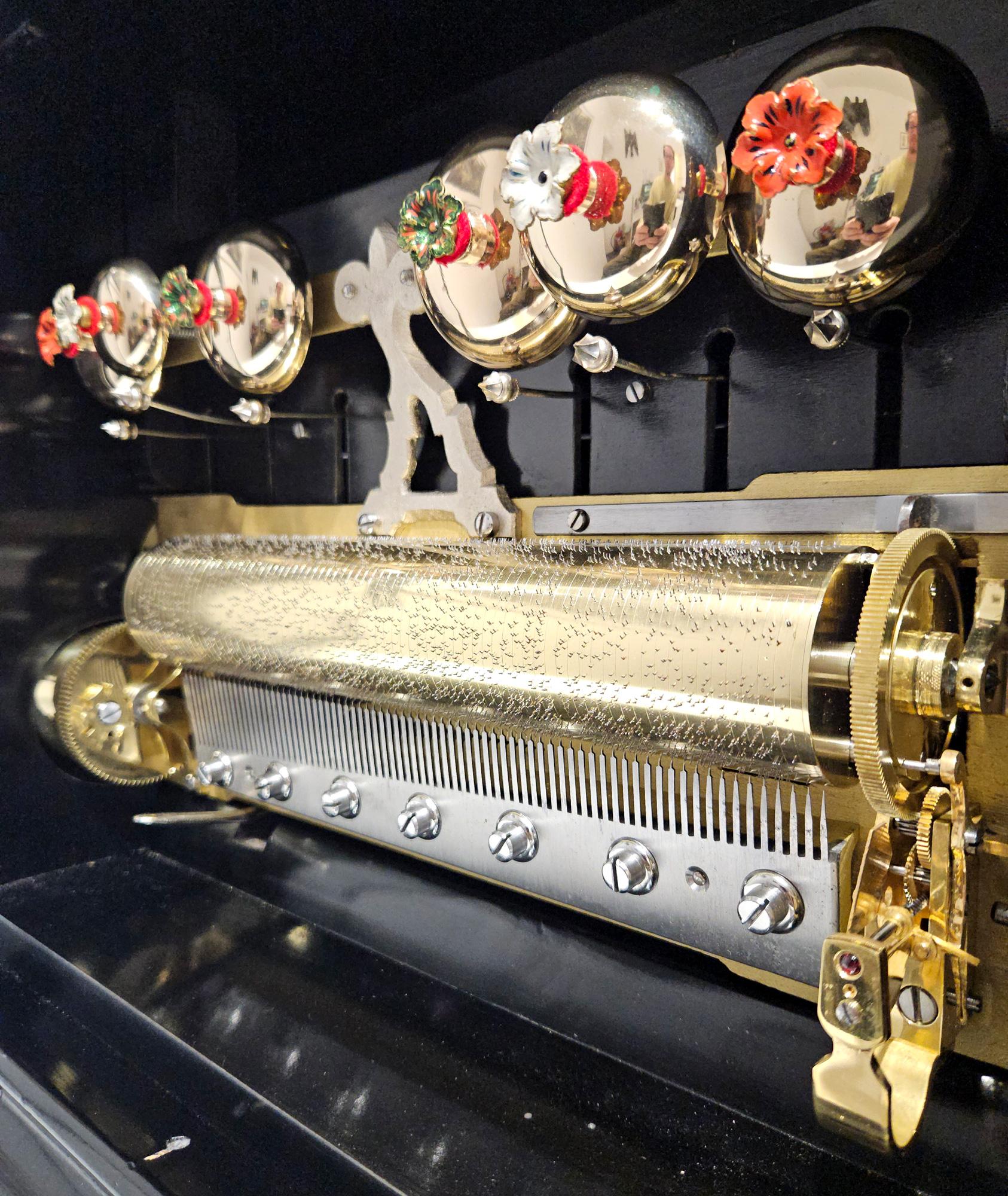 Antike Spieldose mit 6 Glocken im Buffet-Stil von Mojon Manger, um 1880 im Angebot 1