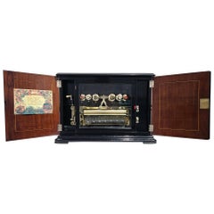 Ancienne boîte à musique verticale à 6 cloches de style buffet par Mojon Manger, c. 1880