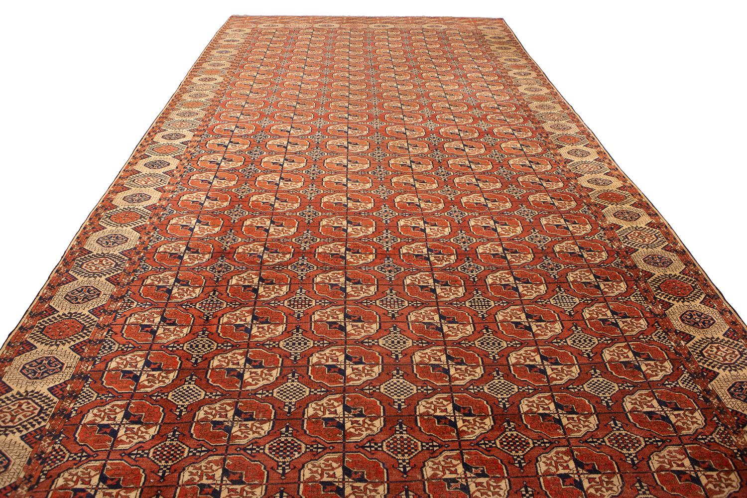Dies ist ein einzigartiger antiker Buchara-Teppich mit einem geometrischen Muster und Wollflor. Die filigranen Details und satten Farben machen diesen Teppich zu einem wahren Kunstwerk. Er ist nicht nur wunderschön anzuschauen, sondern auch
