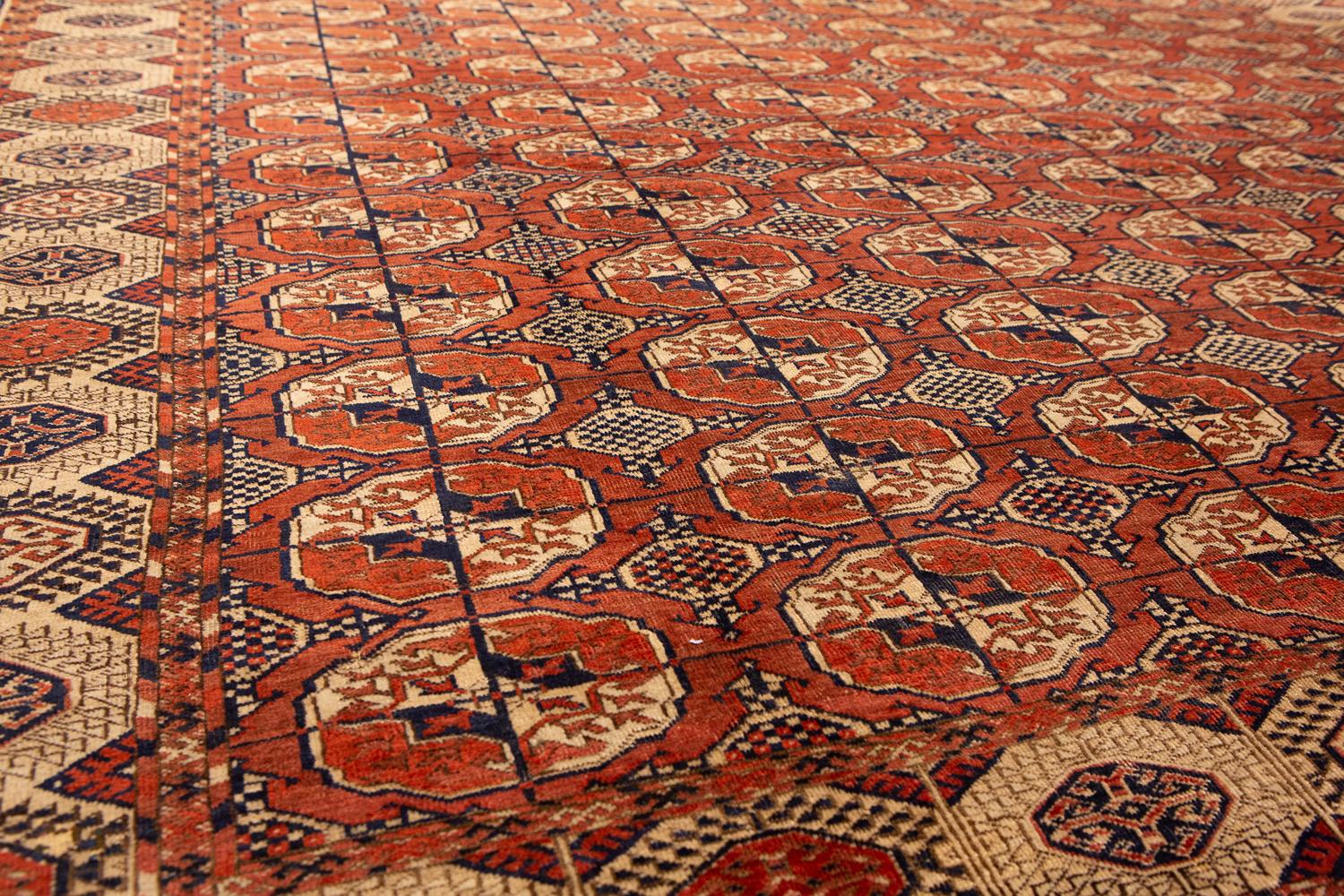 Antique Bukhara Rug Elephant’s Foot Design In Good Condition For Sale In Ferrara, IT
