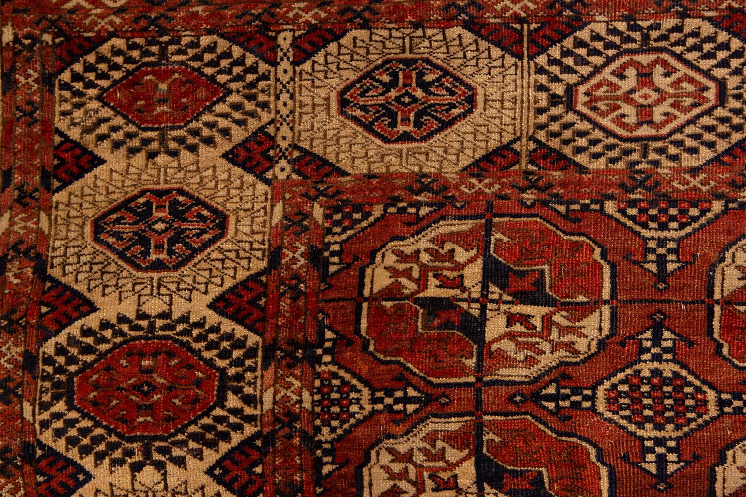Antiker Bukhara-Teppich mit Elefantenfuß-Design im Zustand „Gut“ im Angebot in Ferrara, IT
