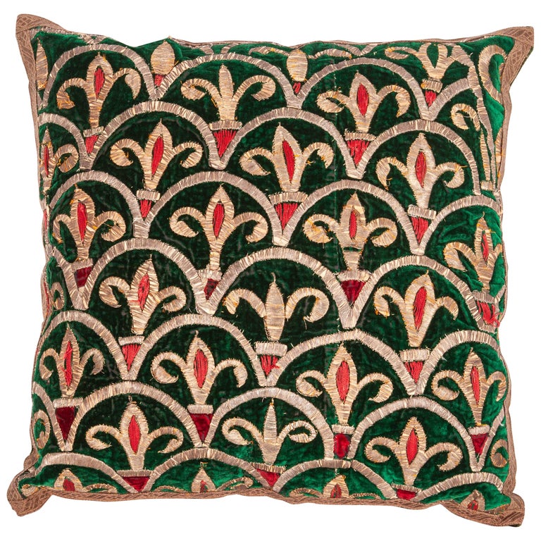 Ancien coffret d'oreiller Bukhara en velours ouzbek à broderie de fils métalliques En vente sur