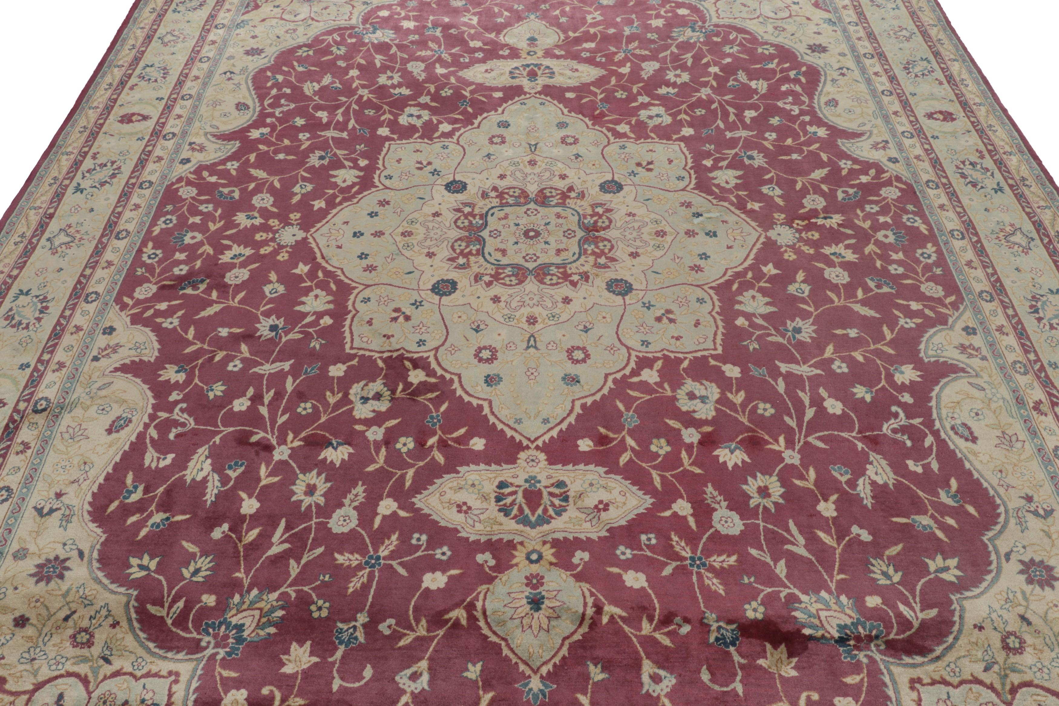 Fabriqué en laine nouée à la main et originaire de Bulgarie vers 1900-1910, ce tapis européen ancien 8x12 est une pièce unique de son époque, inspirée par des motifs de tapis persans de Tabriz d'une beauté exceptionnelle - une nouvelle collection