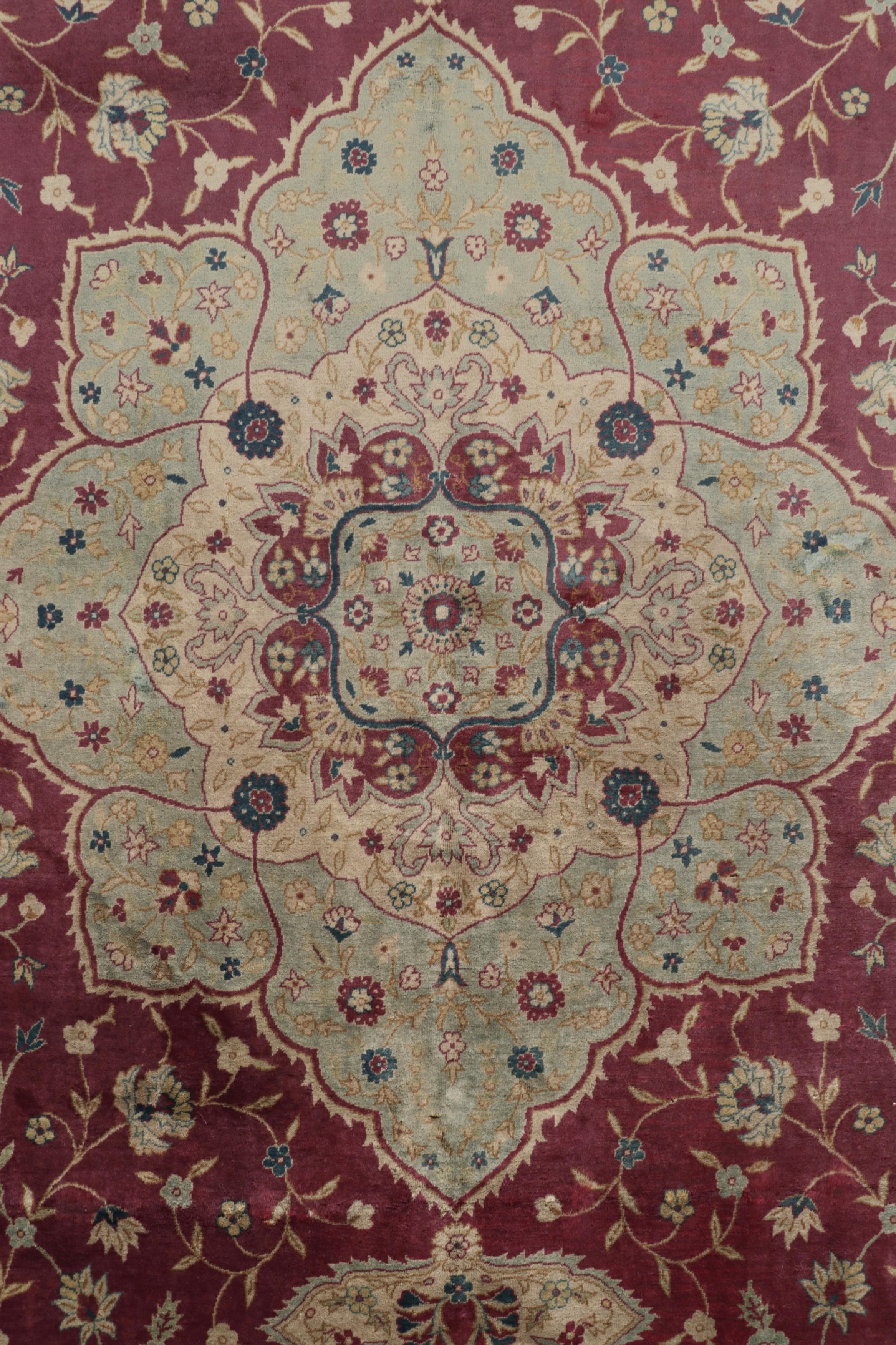 Tapis bulgare ancien, style Tabriz Médaillon floral en Bourgogne - Rug & Kilim Excellent état - En vente à Long Island City, NY