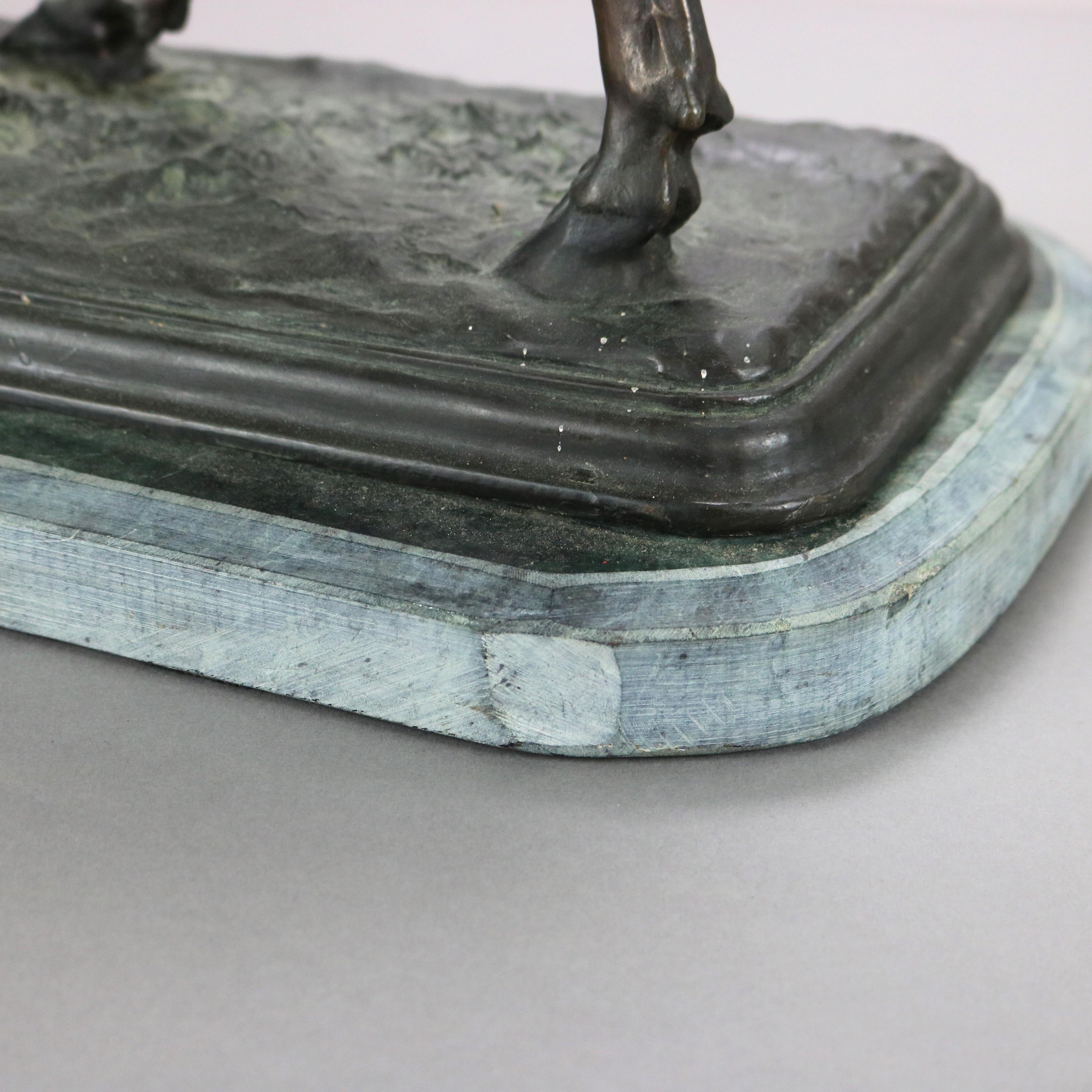 Moulage Ancienne sculpture en bronze représentant un taureau et un ours sur une base en marbre vert signée Bonheur