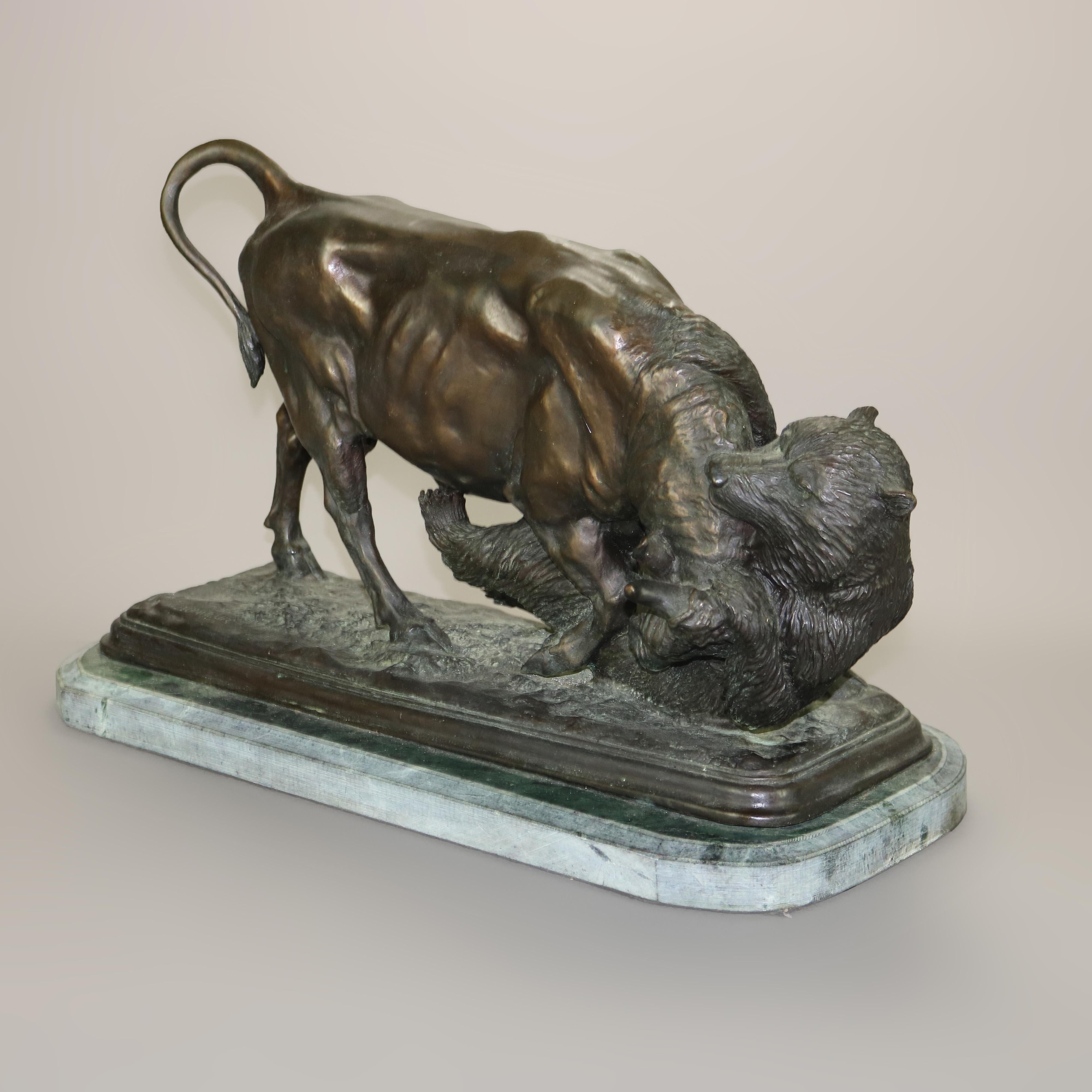 Bronze Ancienne sculpture en bronze représentant un taureau et un ours sur une base en marbre vert signée Bonheur