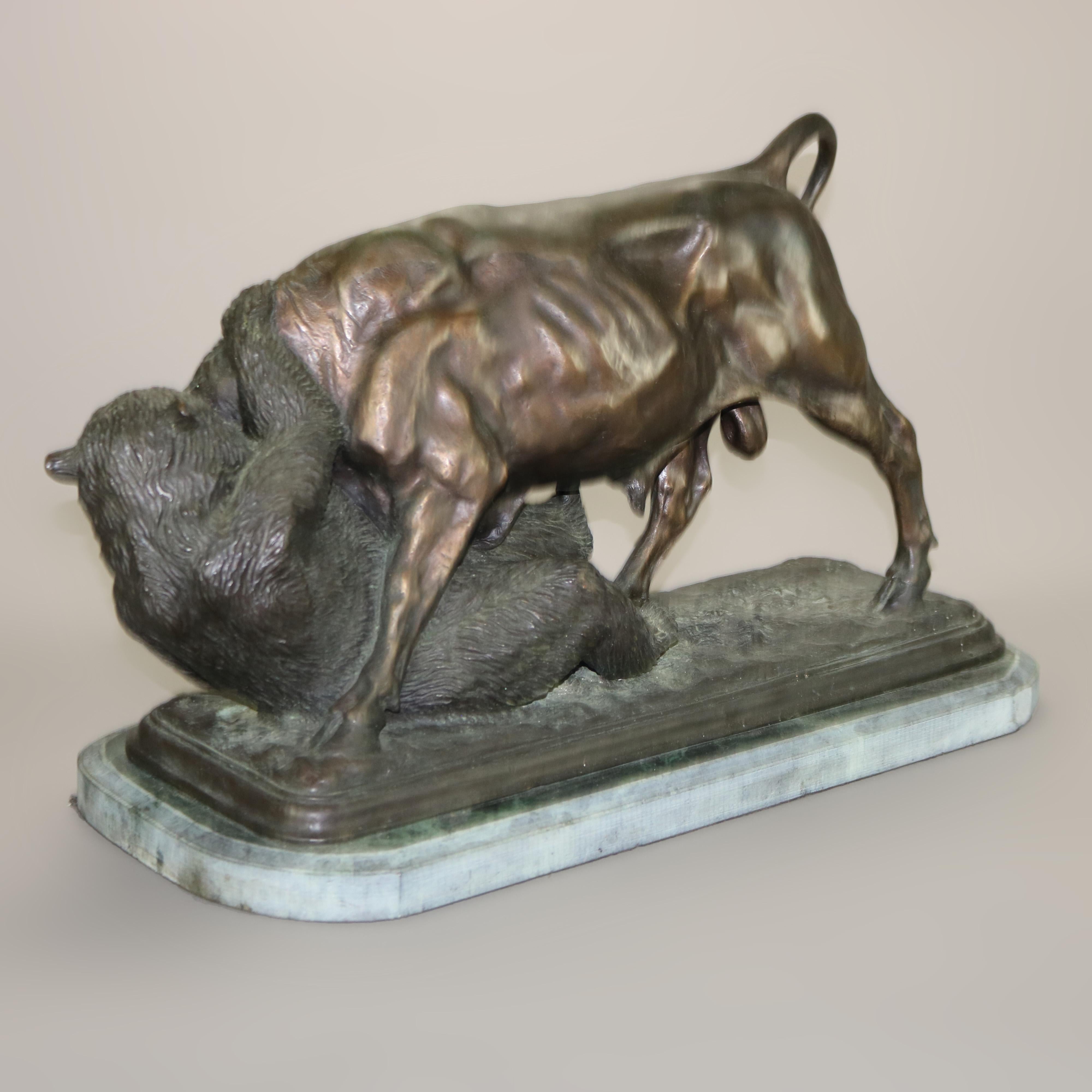 Ancienne sculpture en bronze représentant un taureau et un ours sur une base en marbre vert signée Bonheur 1