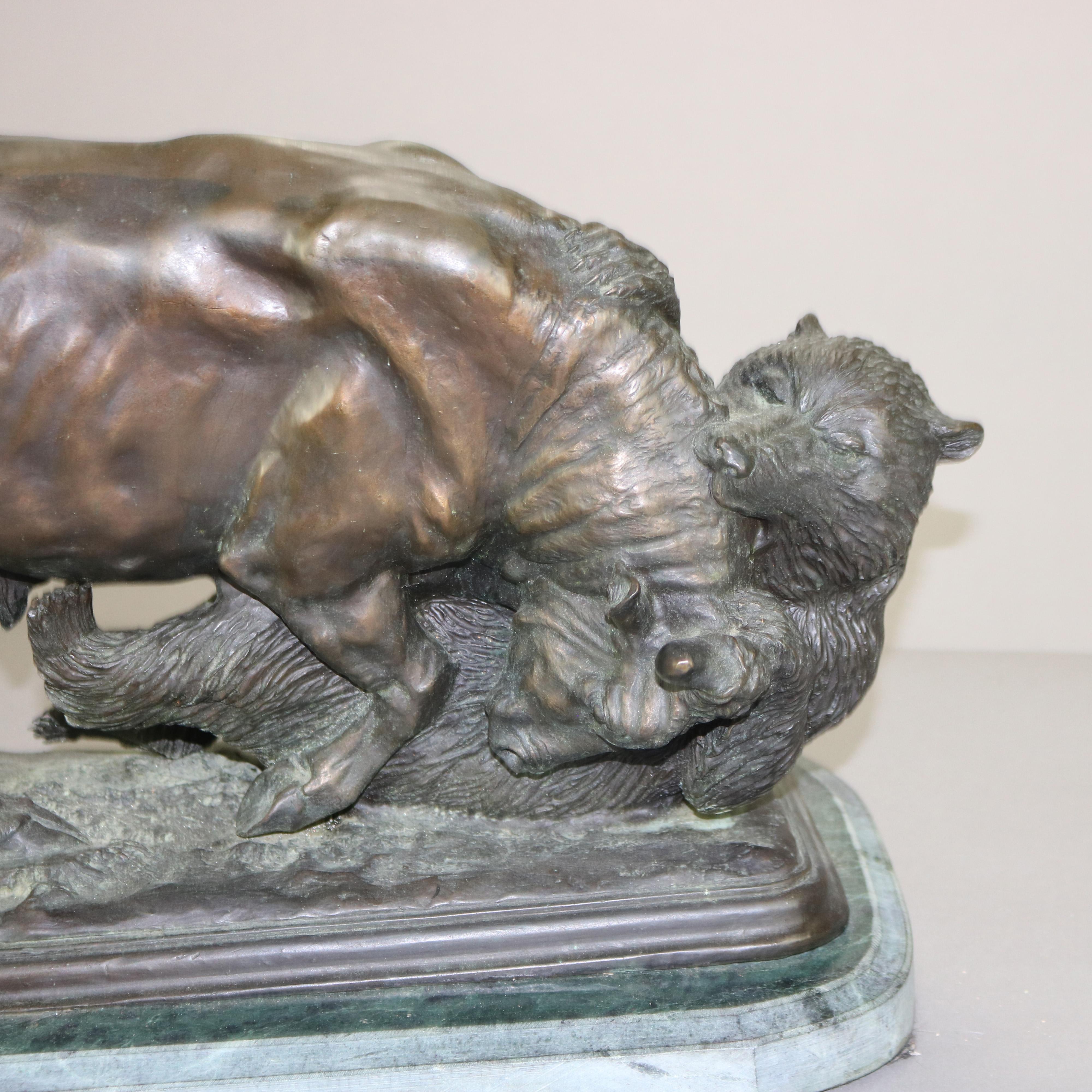 Ancienne sculpture en bronze représentant un taureau et un ours sur une base en marbre vert signée Bonheur 2