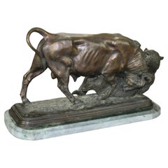 Ancienne sculpture en bronze représentant un taureau et un ours sur une base en marbre vert signée Bonheur