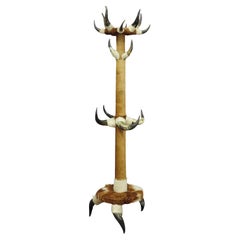 Antico stand da sala in corno di toro con pelliccia di mucca del 1870 ca. 1870