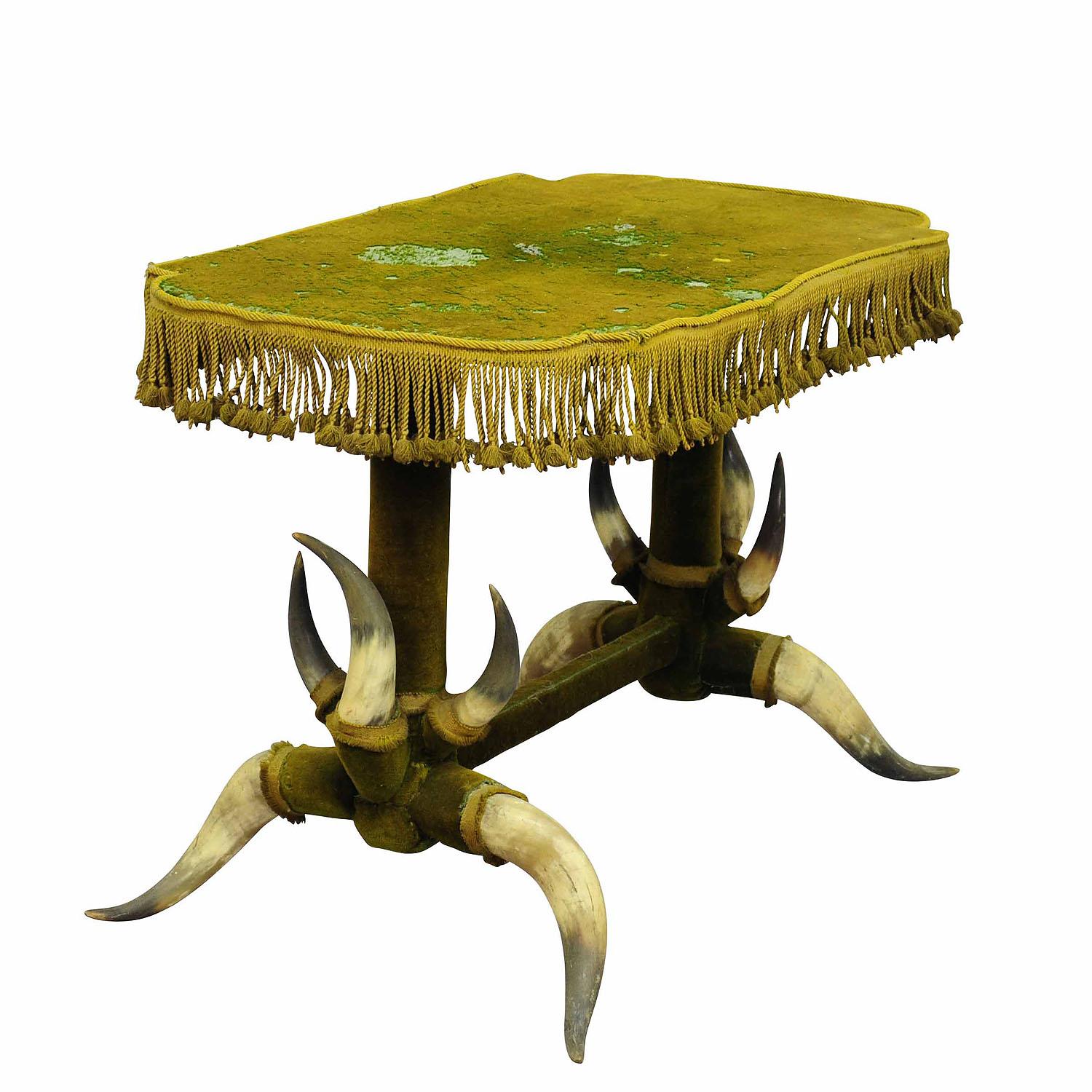 Ancienne table en bois de taureau avec velours vert, vers 1870

Une table en bois de taureau vers 1870, recouverte de velours vert d'origine qui doit être renouvelé (perd des poils). 1870, recouverte d'un velours vert d'origine qui doit être