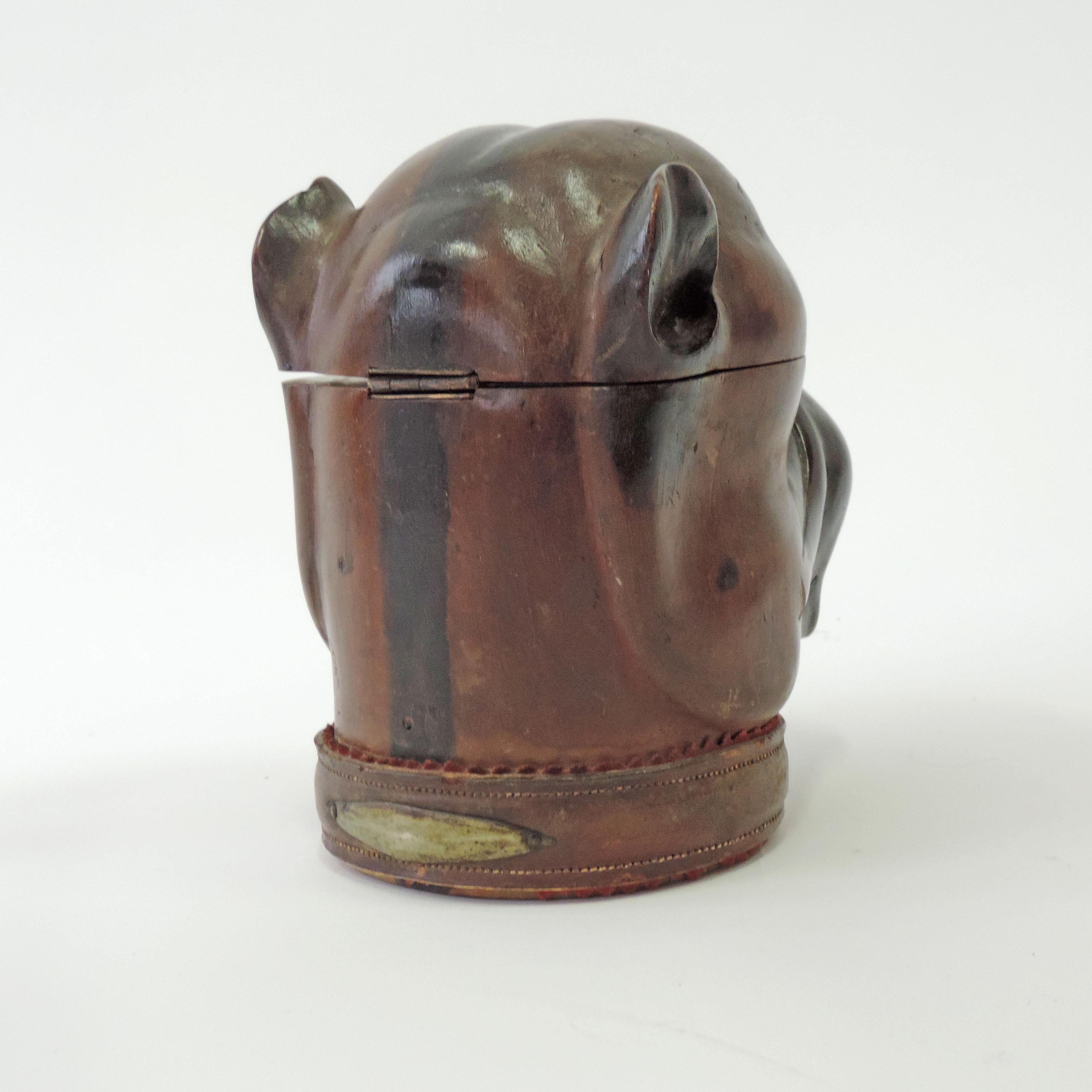 Antique Bulldog Head Wooden Box, England, 1900 In Good Condition For Sale In Milan, IT