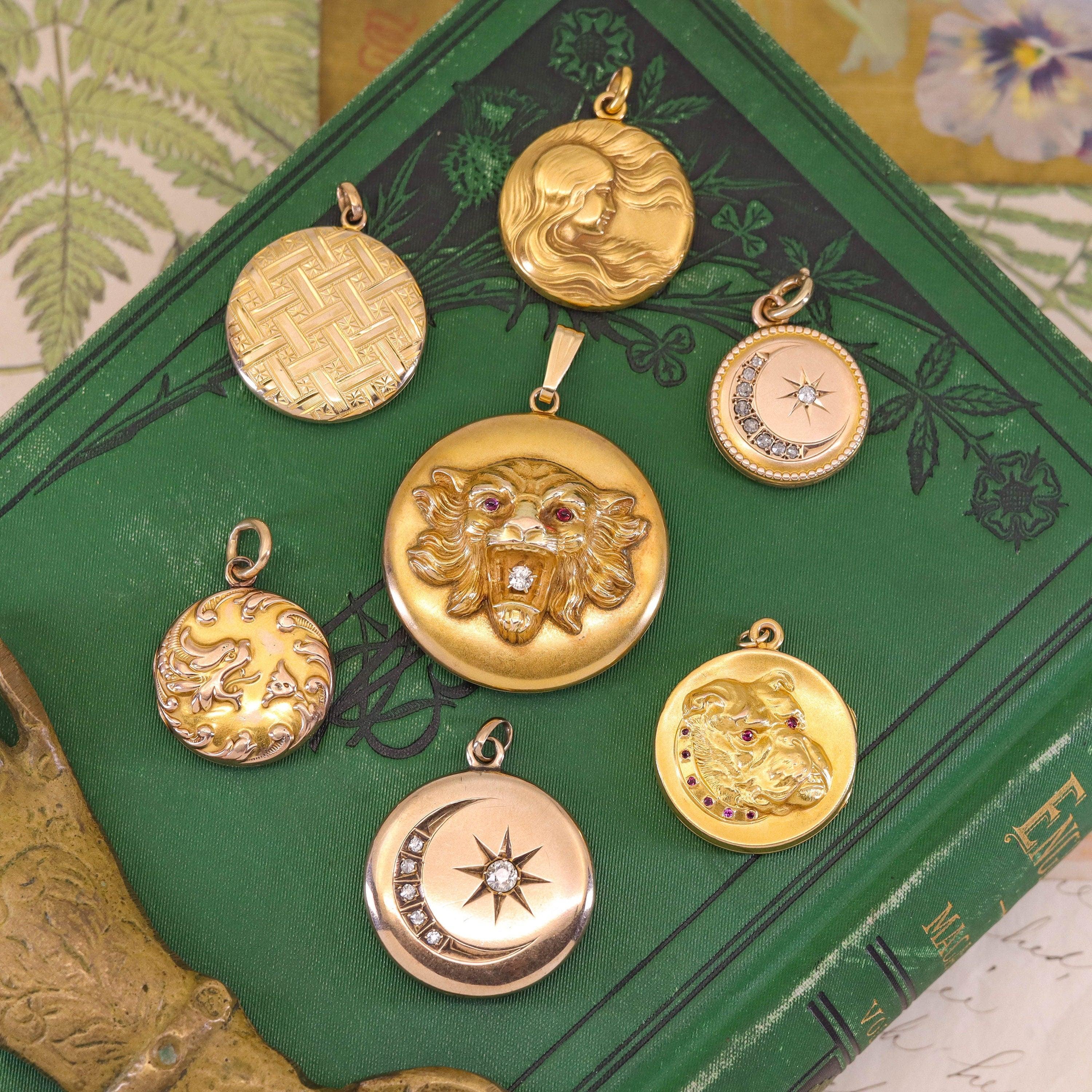 Antique Bulldog Locket of 14k Gold In Good Condition For Sale In Lewisburg, PA