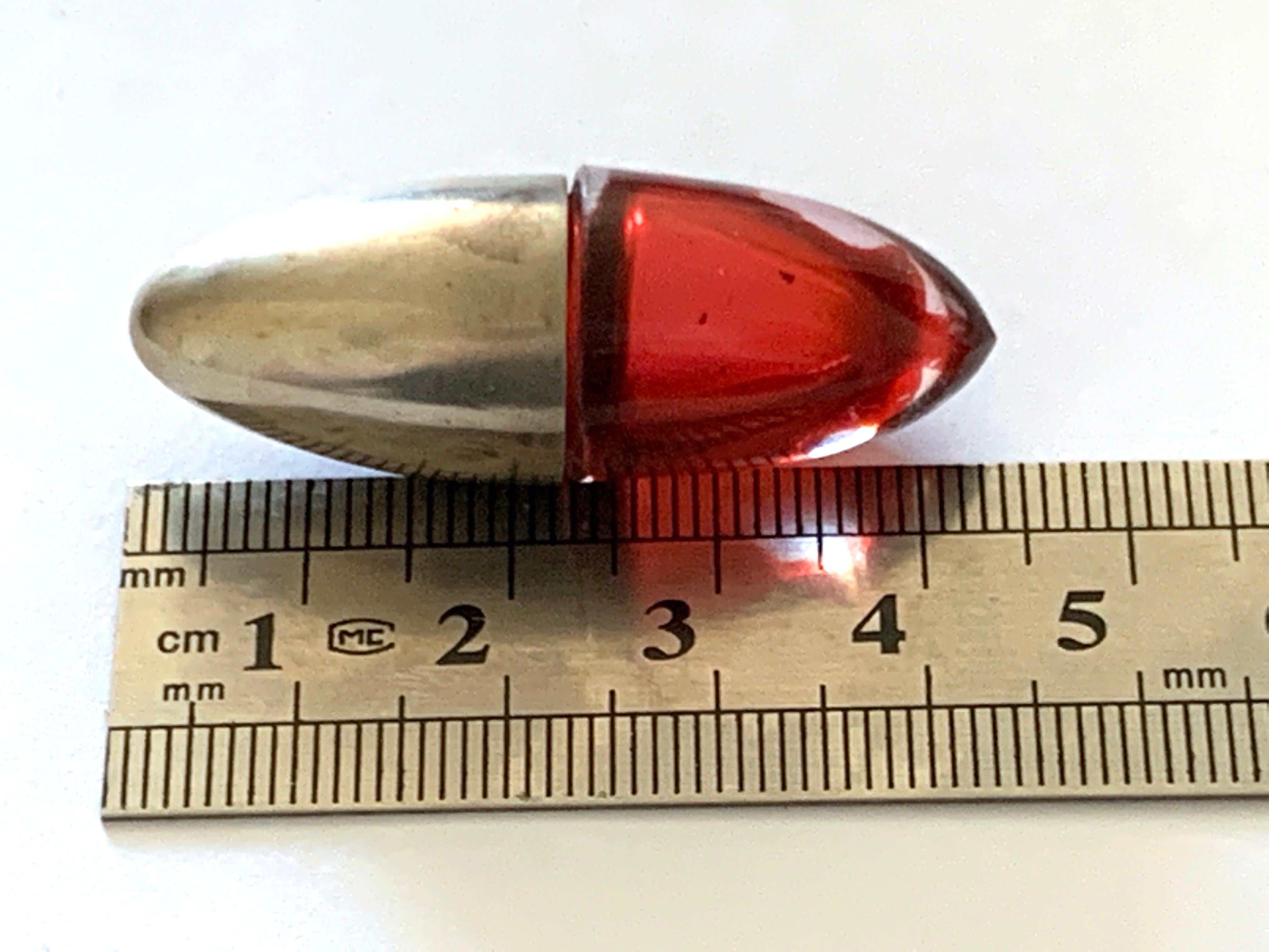 Rare
Verre antique de couleur rubis et métal argenté en forme de balle
Bouteille de poche .

En très bon état.
Circa 1900s

Taille 4,4 cm x 2 cm (environ)
Incertain si l'argent sterling ou plaqué comme je n'ai pas eu ce test .
Donc vente en tant que