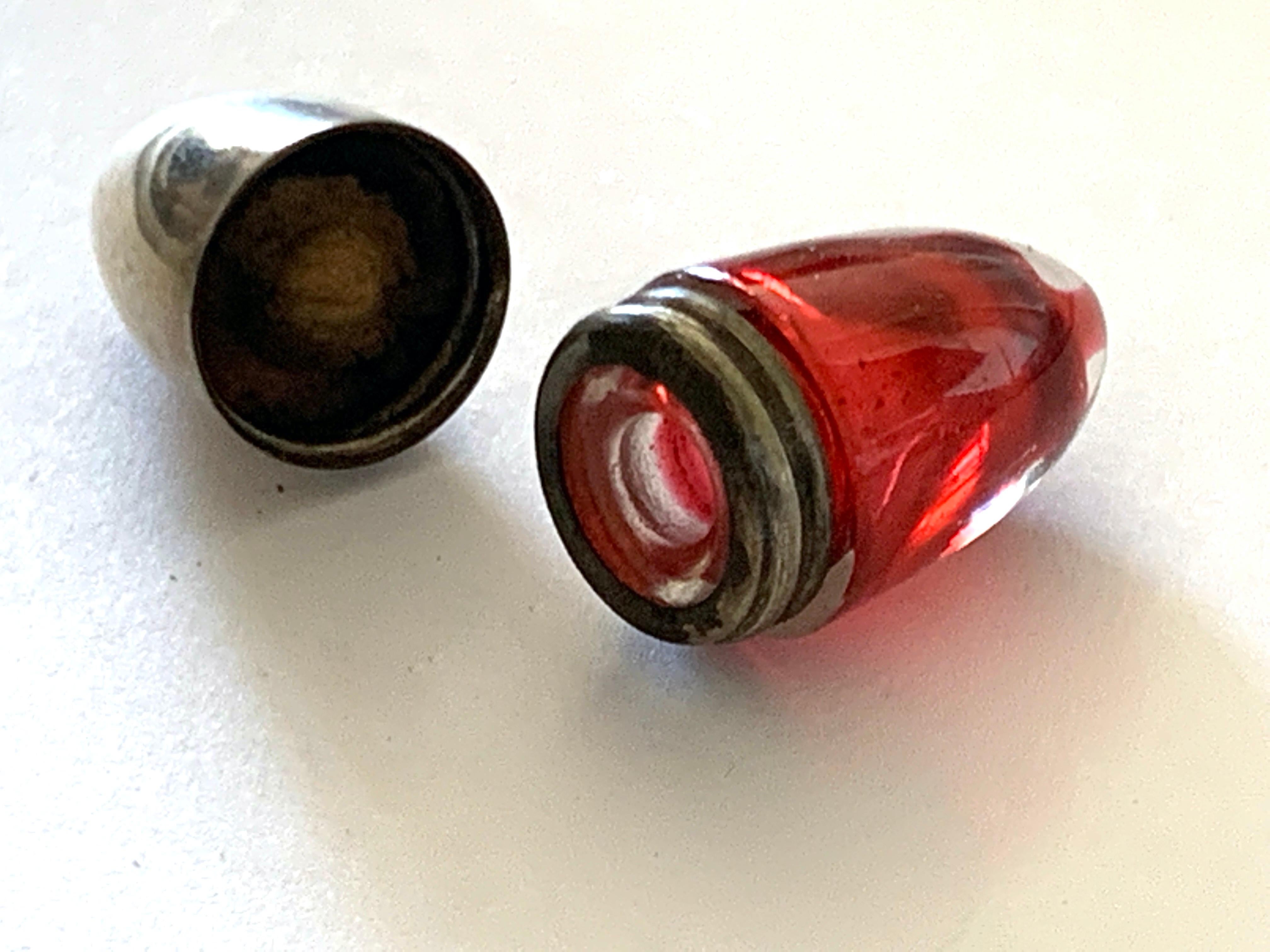 Art déco Bouteille de poche ancienne en forme de balle en verre rubis. en vente