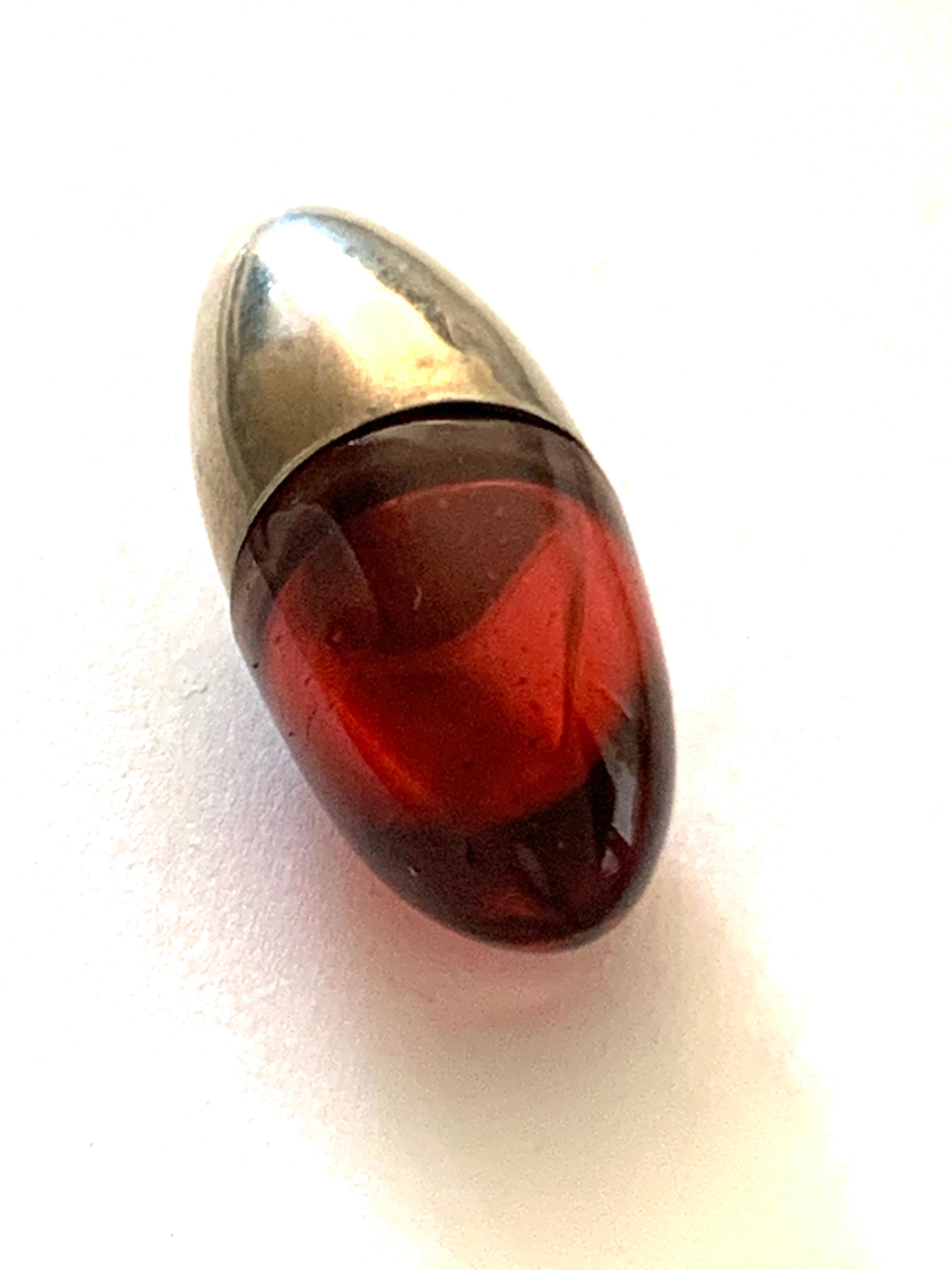 Bouteille de poche ancienne en forme de balle en verre rubis. Bon état - En vente à London, GB