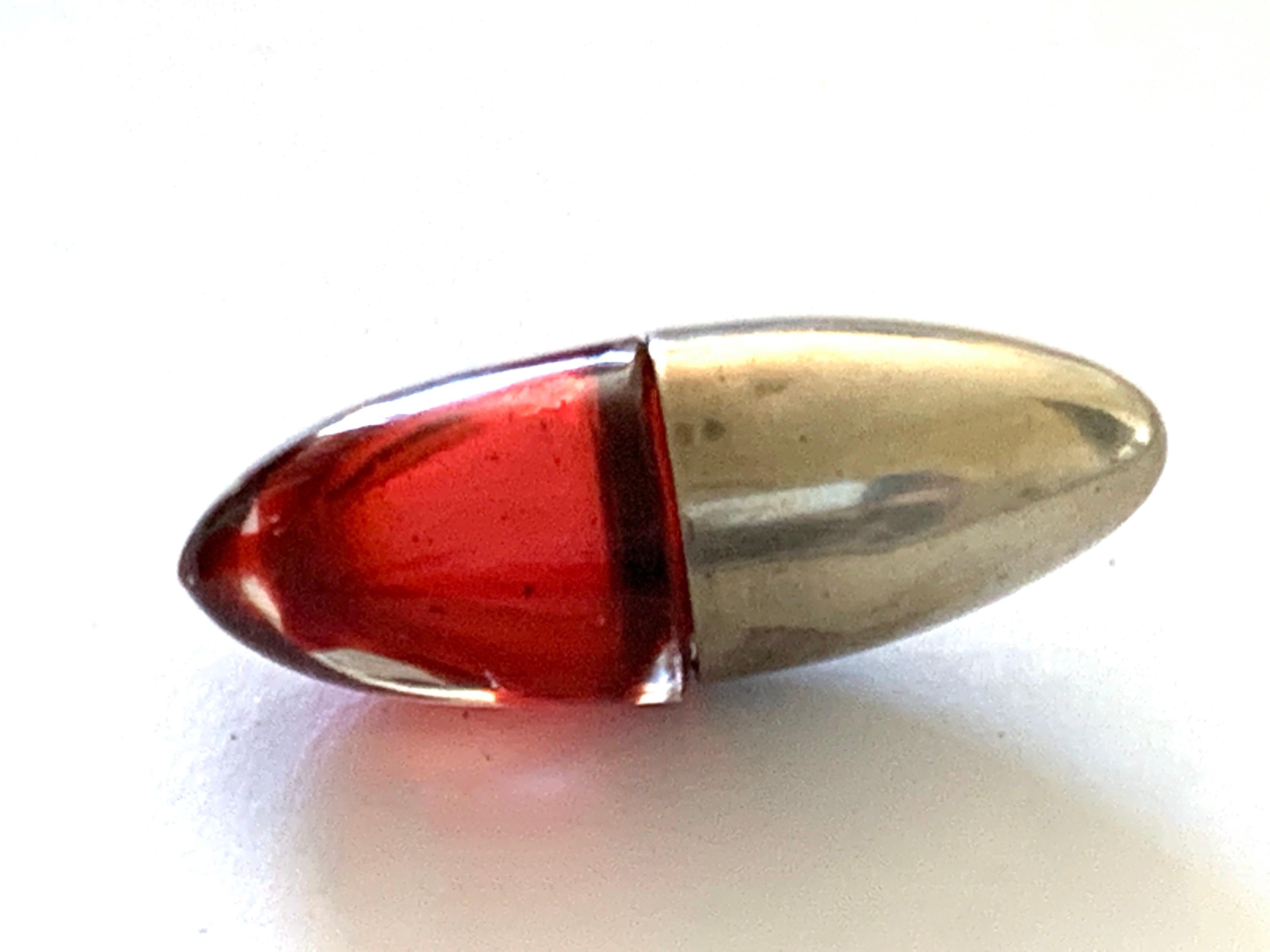 Bouteille de poche ancienne en forme de balle en verre rubis. Unisexe en vente