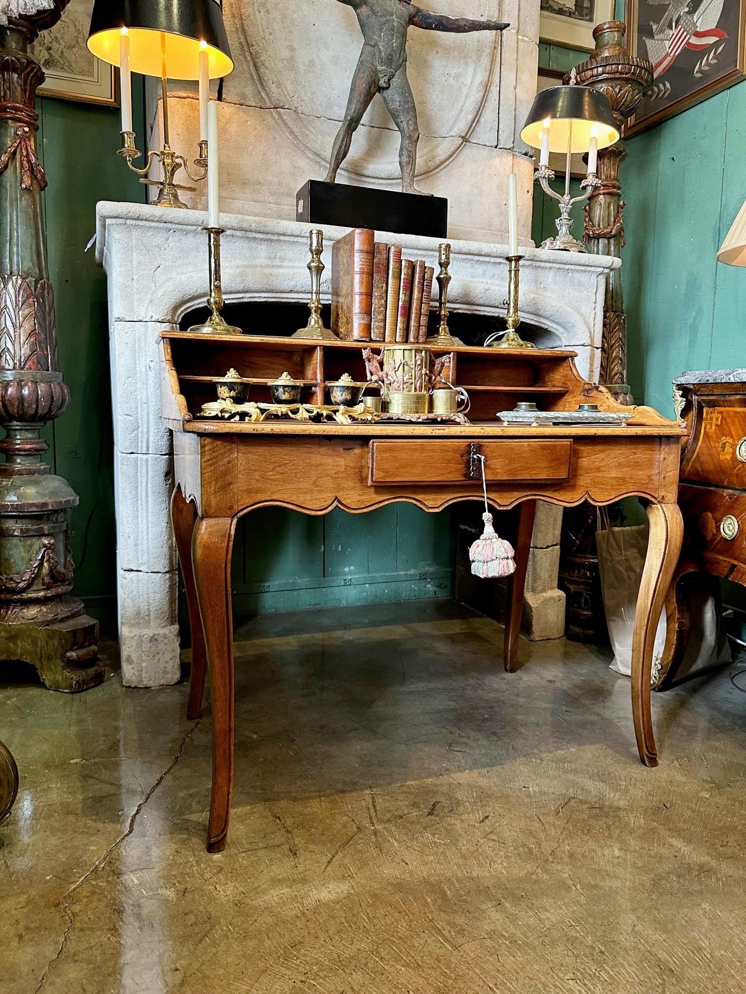 Antique Bureau Desk in Walnut Cartonnier Writing office Table Provencal Rustic . An exquisite French Provencal antique campagne Campaign High-end Countryside writing bureau in good condition and quality . warm Blond walnut wood . Rising from elegant