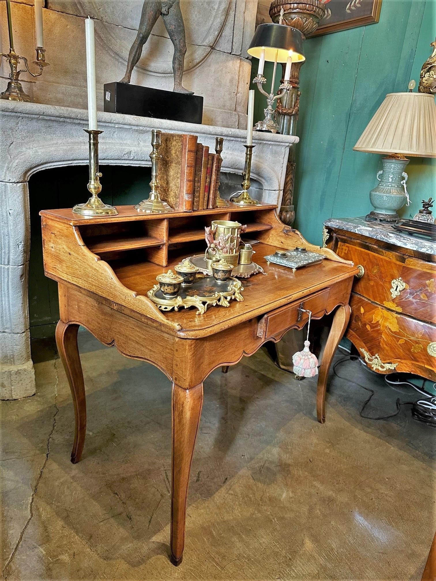 Antique Bureau Desk in Walnut Cartonnier Writing office Table Provencal Rustic . An exquisite French Provencal antique campagne Campaign High-end Countryside writing bureau in good condition and quality . warm Blond walnut wood . Rising from elegant
